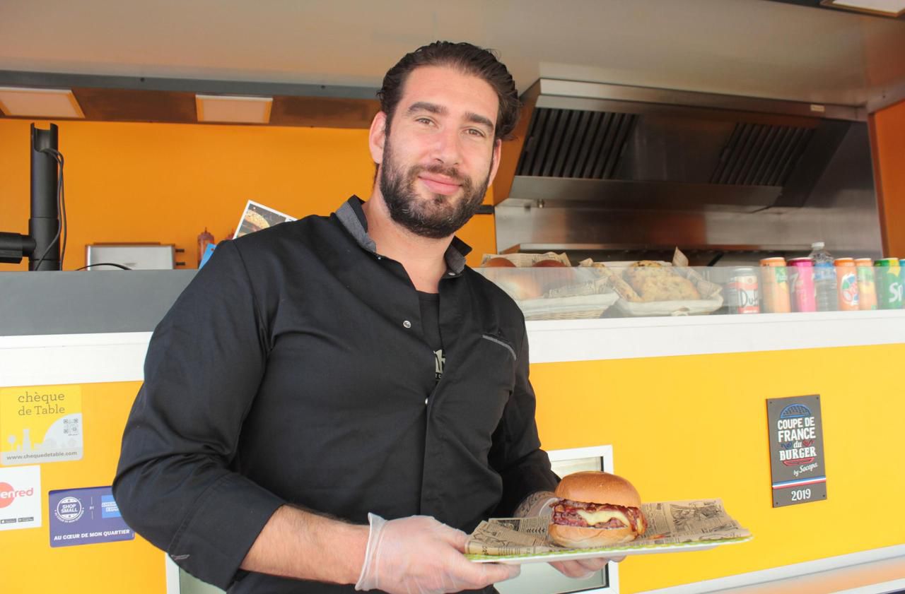 <b></b> Samoreau, ce vendredi. Richard Beaury fait des burgers depuis trois ans dans son food truck Yummy, « délicieux » en anglais. Il participe à la Coupe de France du burger.