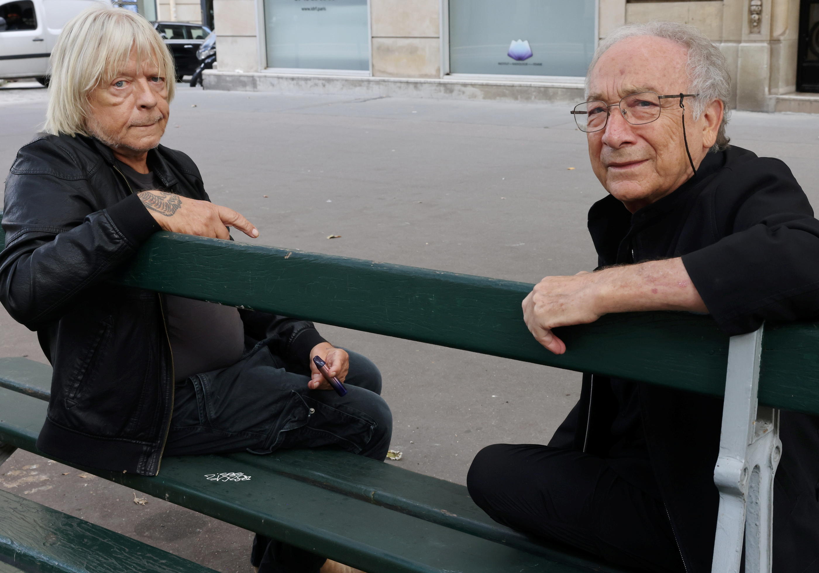 « Je voulais faire quelque chose pour l’Unicef, raconte Renaud. On a eu l’idée d’une vente de peintures et j’ai contacté Ernest Pignon-Ernest (à droite) pour qu’il fédère tout le monde. ». LP/Olivier Lejeune