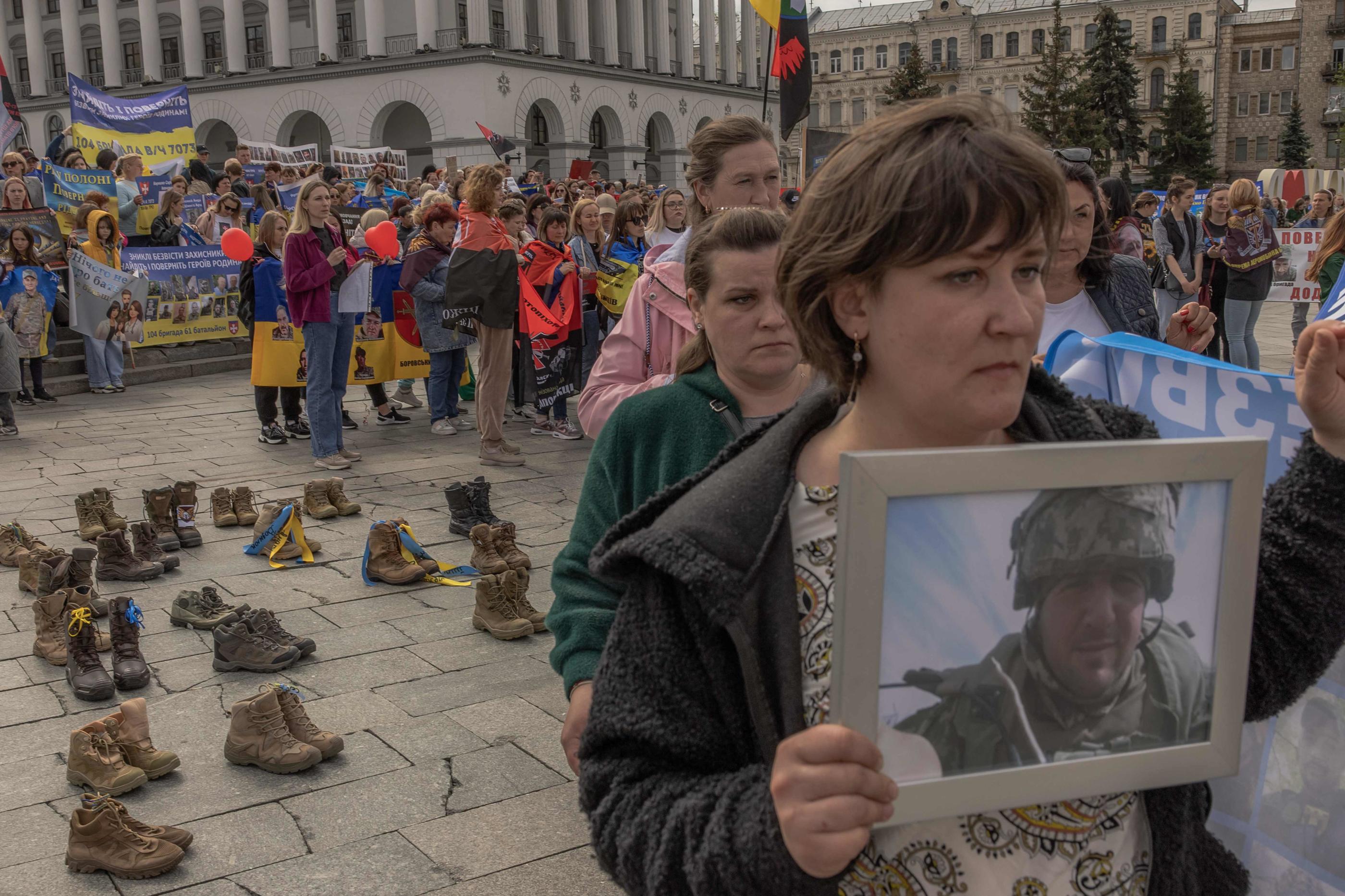 Des proches de soldats disparus se sont rassemblés à Kiev, le 13 avril 2024, pour appeler les autorités ukrainiennes à agir pour les retrouver. AFP/Roman Pilipey