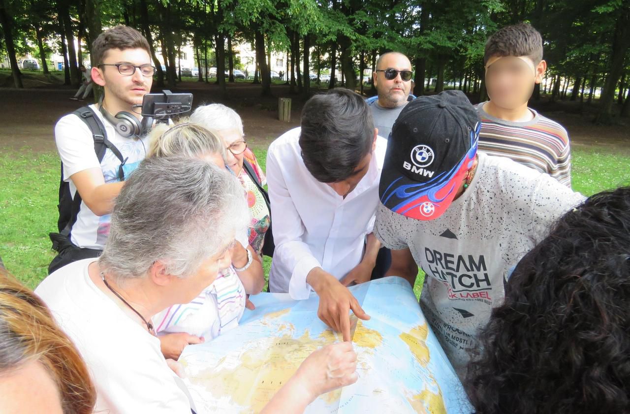 <b></b> Morsang-sur-Orge, ce jeudi 7 juin 2018. Une rencontre entre les habitants et les migrants qui vivent depuis une semaine dans le gymnase Delaune de la ville a été organisée ce jeudi soir dans le parc Picasso.