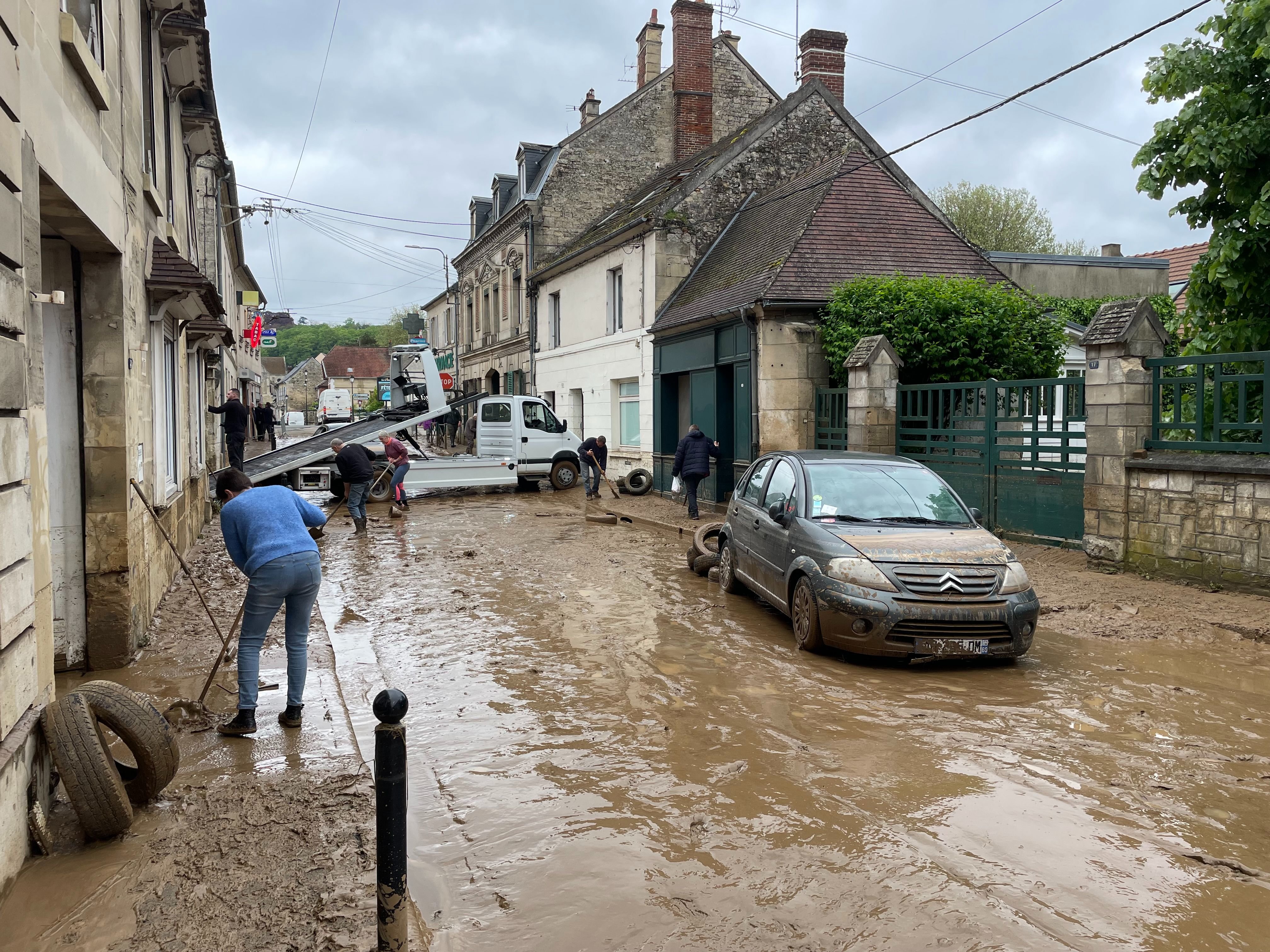 Cires-lès-Mello (Oise), le 2 mai. Dans la rue de la Ville, la plus touchée de la commune, la quasi totalité des habitants ont été impactés par les coulées de boue. LP/Albert Péters