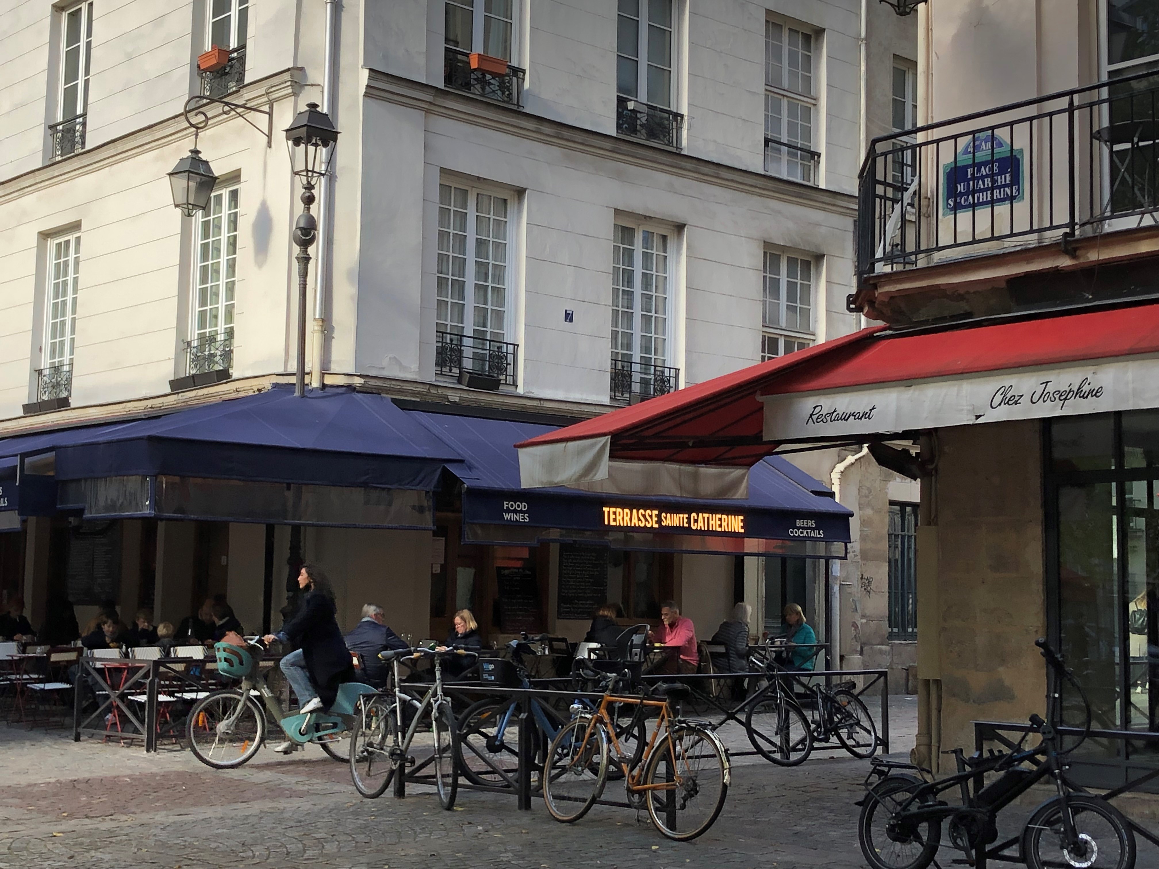 Paris (IVe). La place Sainte-Catherine, dans le Marais, est très fréquentée par les touristes, logés dans les appartements voisins. LP/Clara Hage
