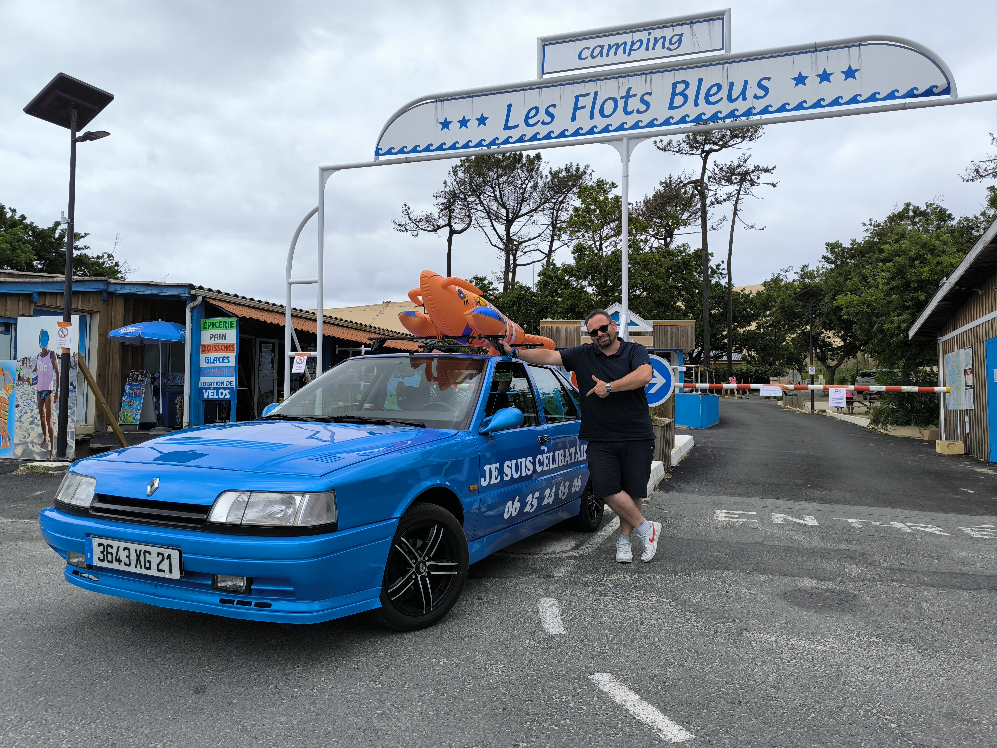 Renato Marozzo et sa R21 devant le camping des Flots bleus, en Gironde. Ce fan de la première heure de la saga «Camping» a initié ce projet de réplique avec des amis. LP/Denis Granjou