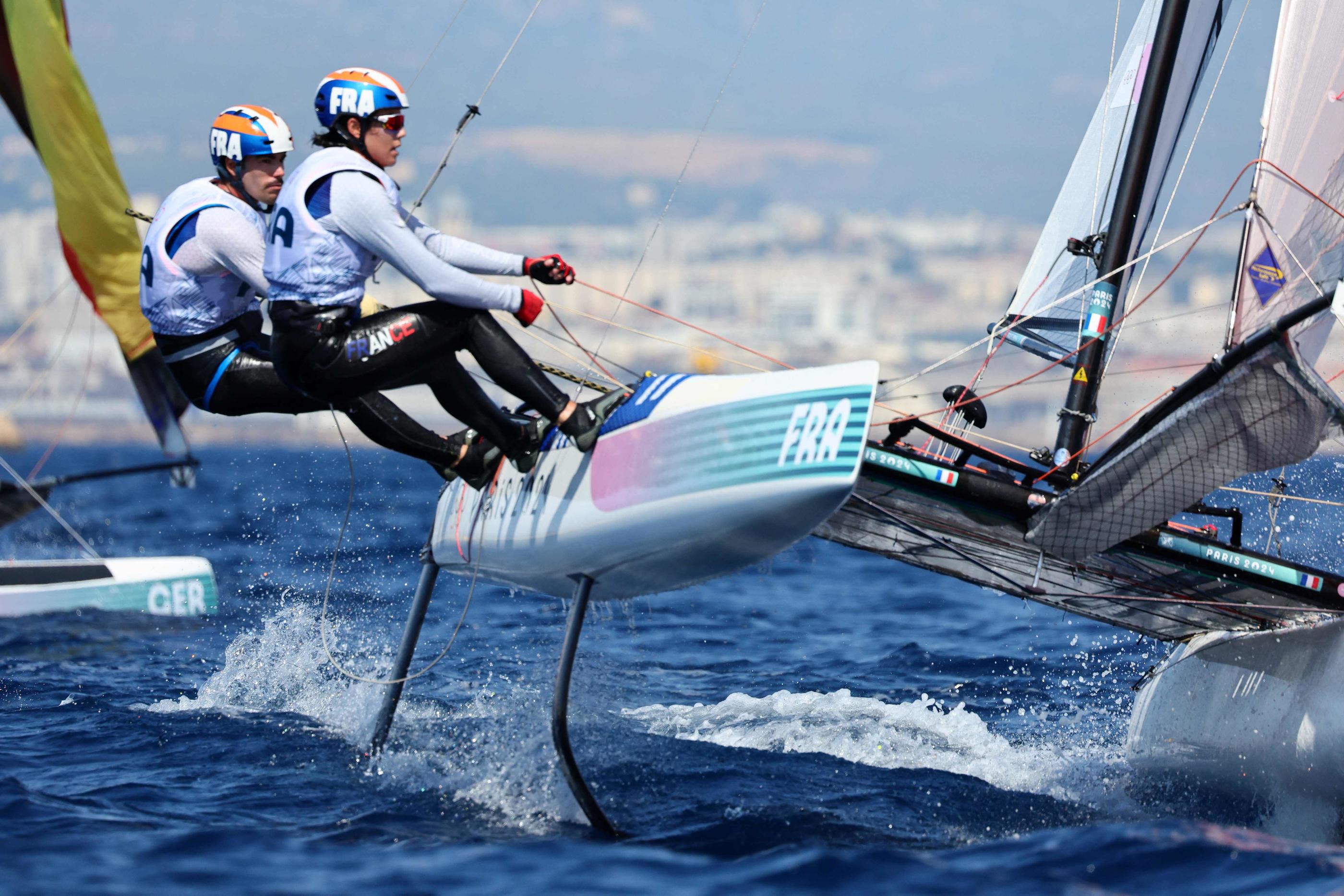 Lou Berthomieux (au premier plan), ici avec Tim Mourniac sur la Marina de Marseille, vit désomrais en coloc pendant ses Jeux. AFP