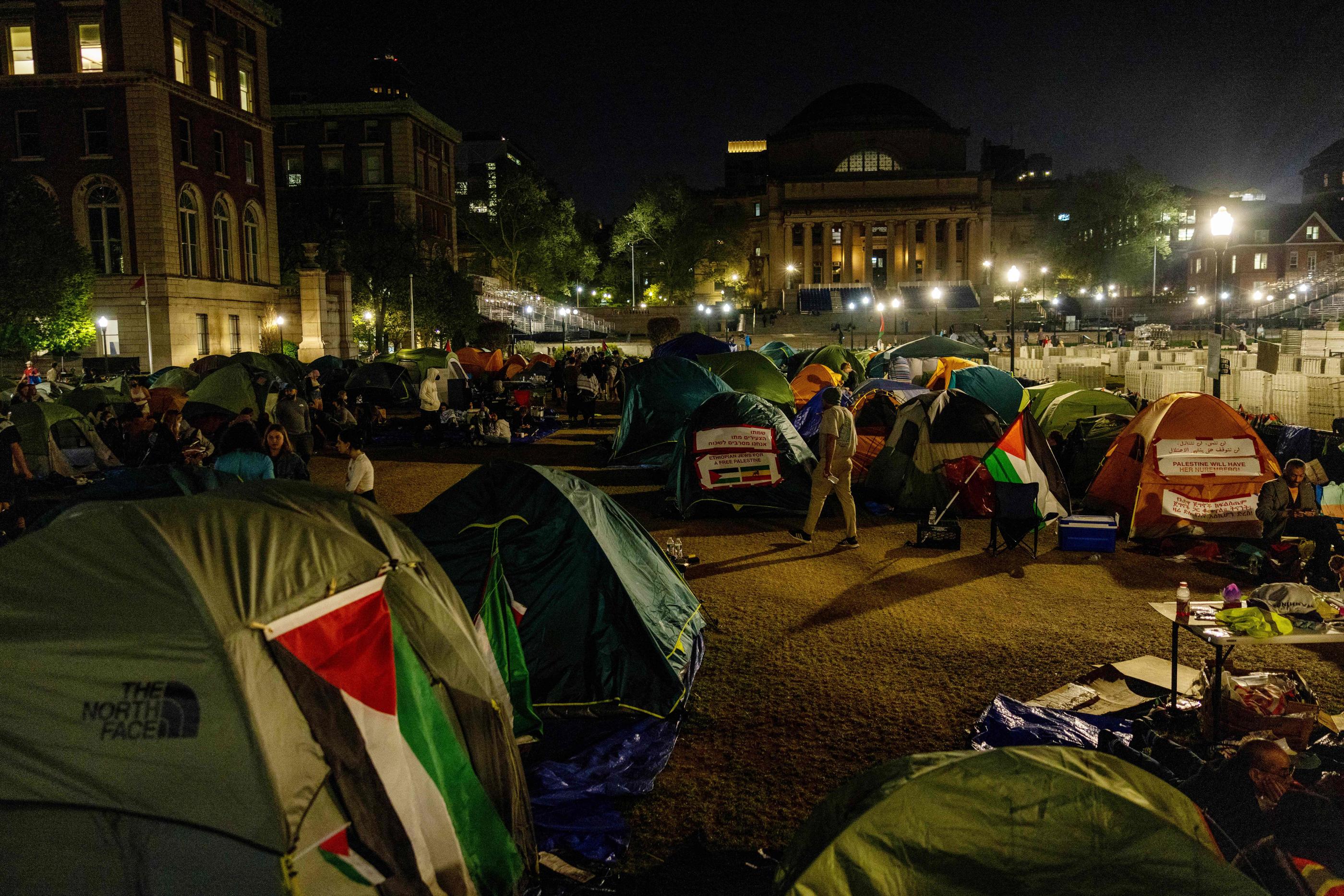 Des militants dans des tentes devant l'université Columbia, le 29 avril 2024. AFP/GETTY IMAGES NORTH AMERICA/Alex Kent