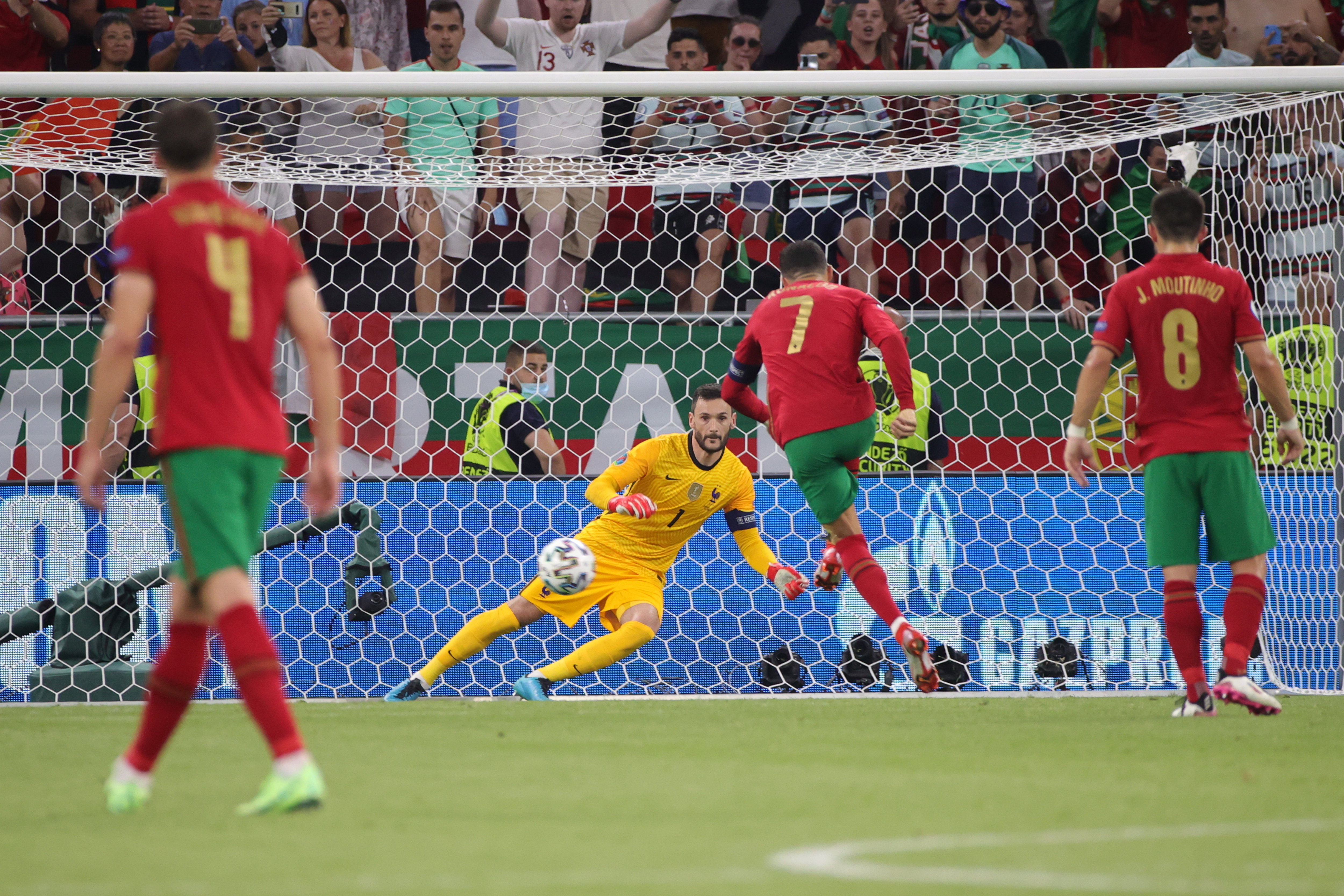 Hugo Lloris s'est incliné à deux reprises sur des pénaltys de Cristiano Ronaldo, lors du match Portugal-France, mercredi 23 juin. LP/Olivier Arandel
