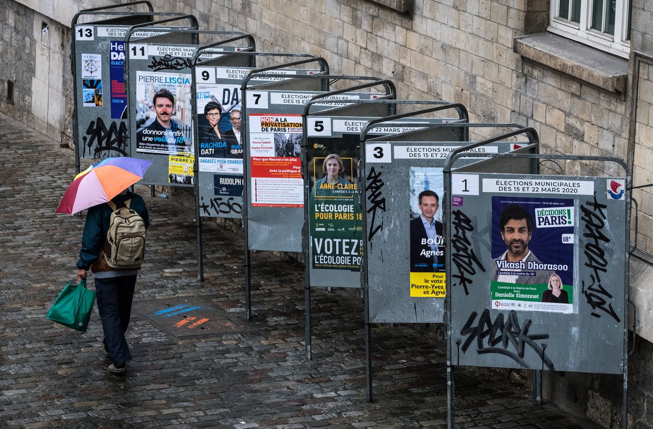 <b></b> Des affiches de campagne à Paris à la veille du premier tour des élections municipales, le 14 mars 2020