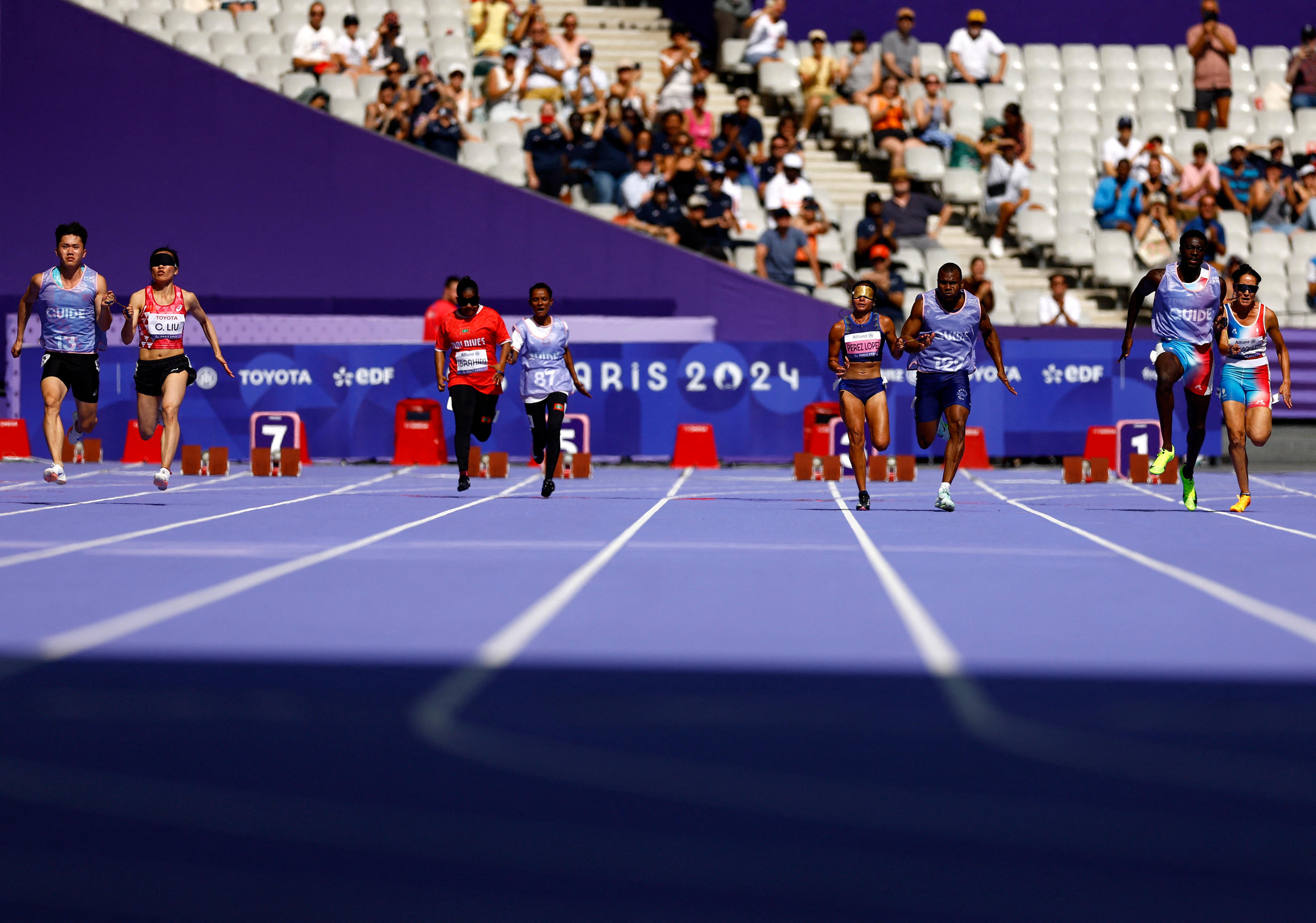 À droite, Delya Boulaghlem et Harold Achi-Yao ont été disqualifiés du 100 m ce lundi au Stade de France. REUTERS/Stéphanie Lecocq