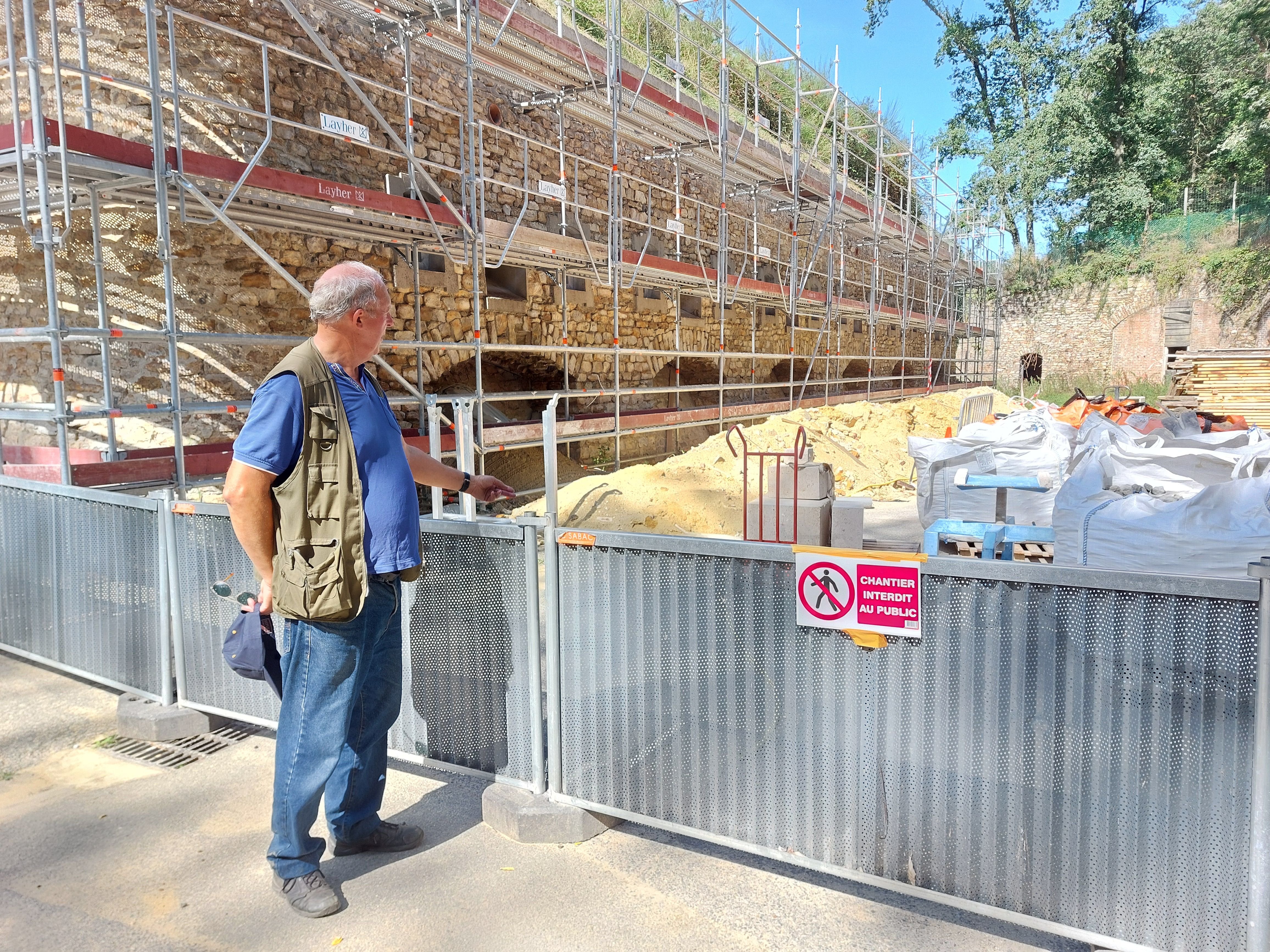 Cormeilles-en-Parisis. Luc Durnerin, administrateur de l'association Les Amis du fort, suit de près l'évolution des travaux du fort militaire qui ont démarré en mars et doivent se terminer en décembre. LP/Thibault Chaffotte