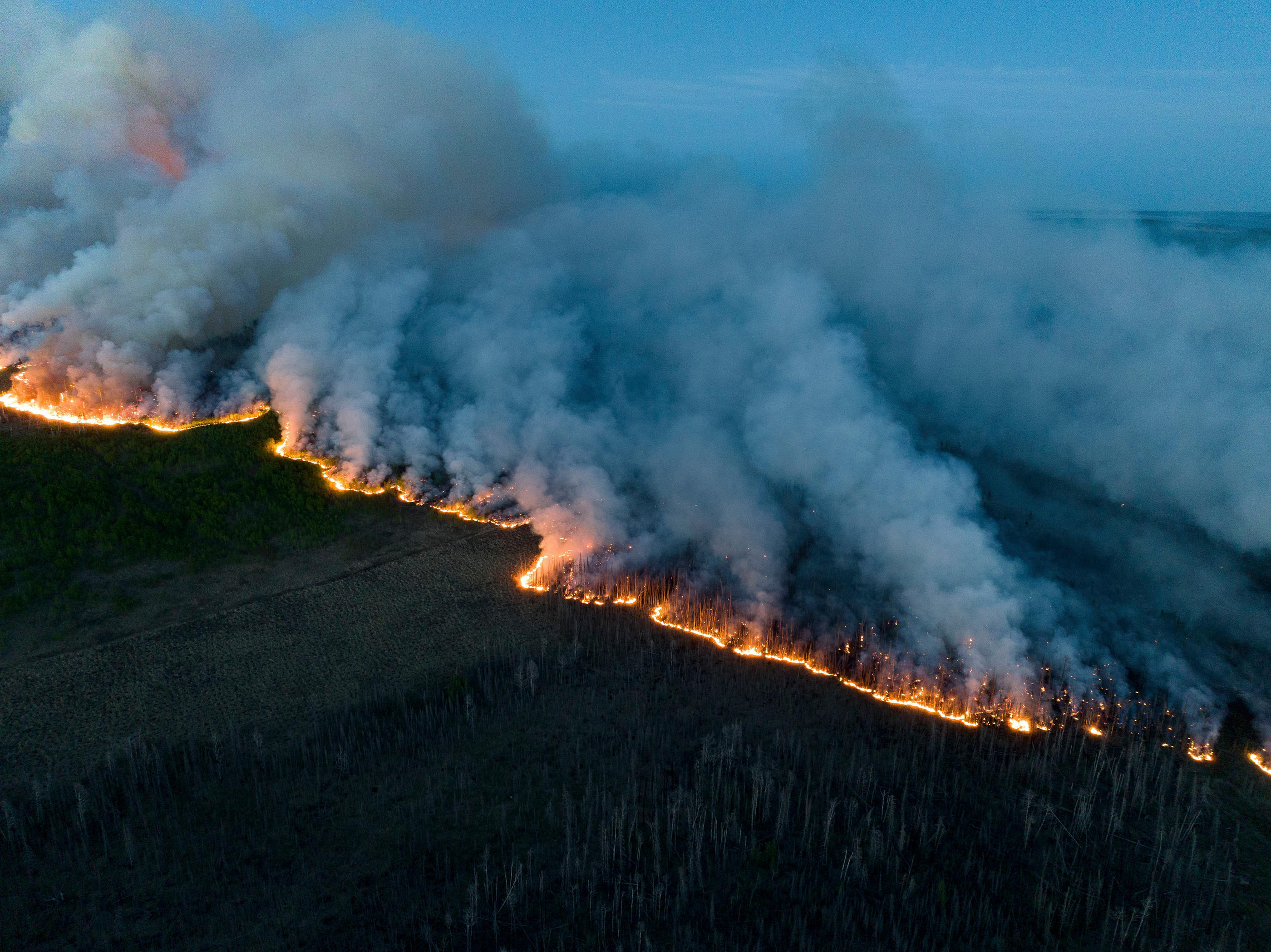 Cette photo aérienne montre l'ampleur de l'incendie au nord-est de la Colombie-Britannique.  Photo by Icon sport/BC Wildfire Service/Handout via Xinhua.