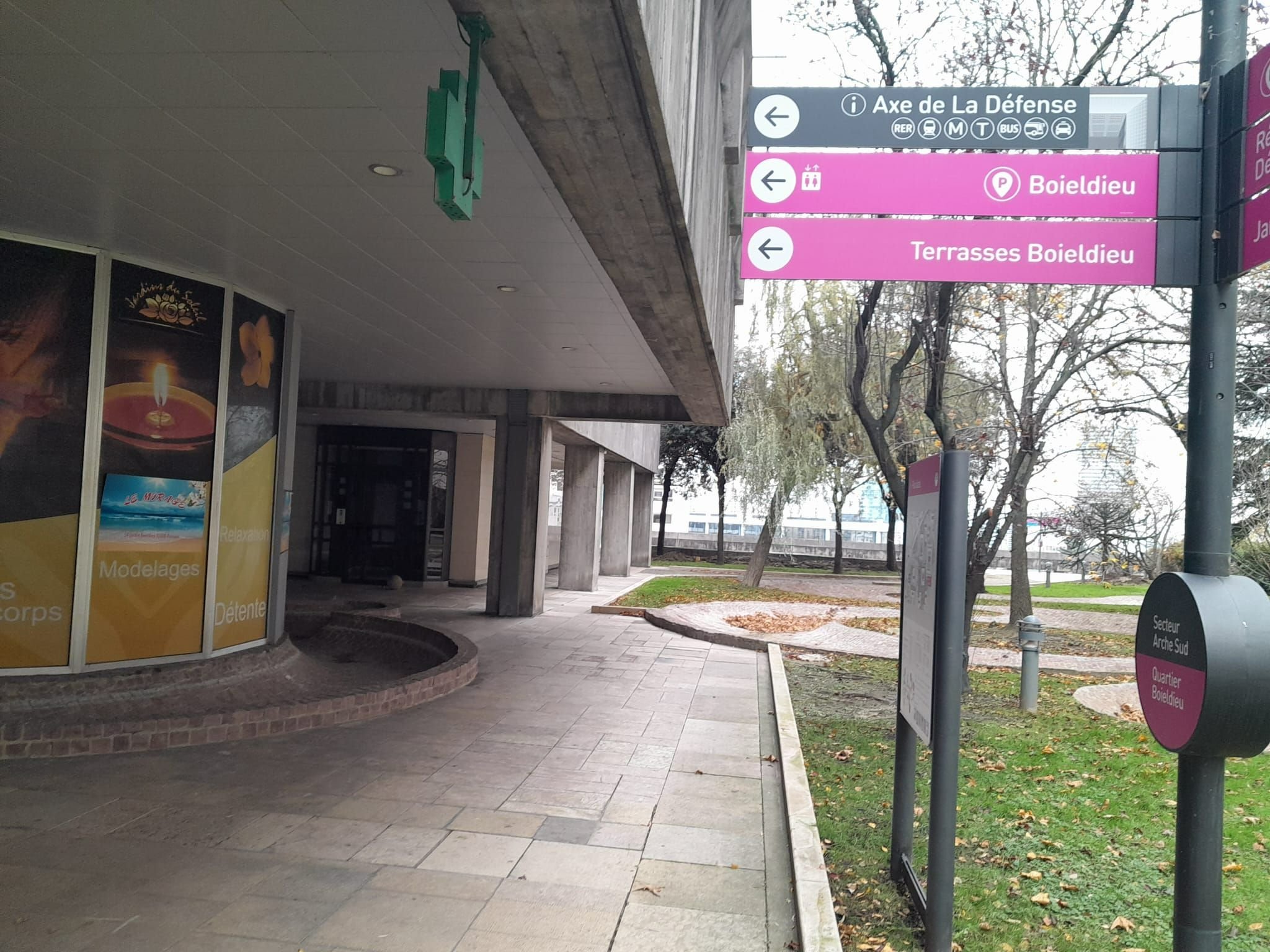 Jardins de Boieldieu à Puteaux (Hauts de Seine), ce dimanche. C’est à droite de l’entrée de cette copropriété que vivait le terroriste du pont de Bir-Hakeim à Paris (XVe). LP/Julien Constant