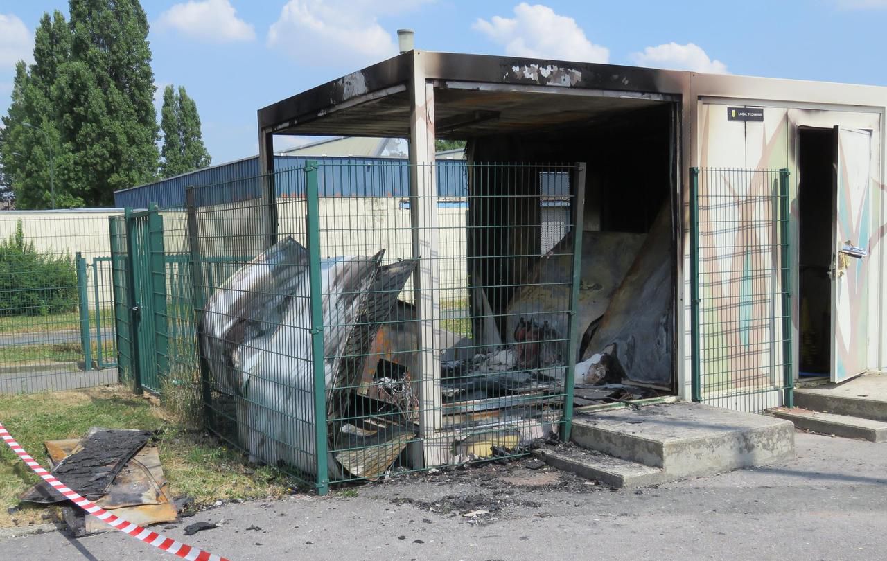 <b></b> Etampes, jeudi 12 juillet 2018. L’incendie a pris dans un local technique situé dans le complexe sportif Michel-Poirier, au milieu du quartier de Guinette d’Etampes.