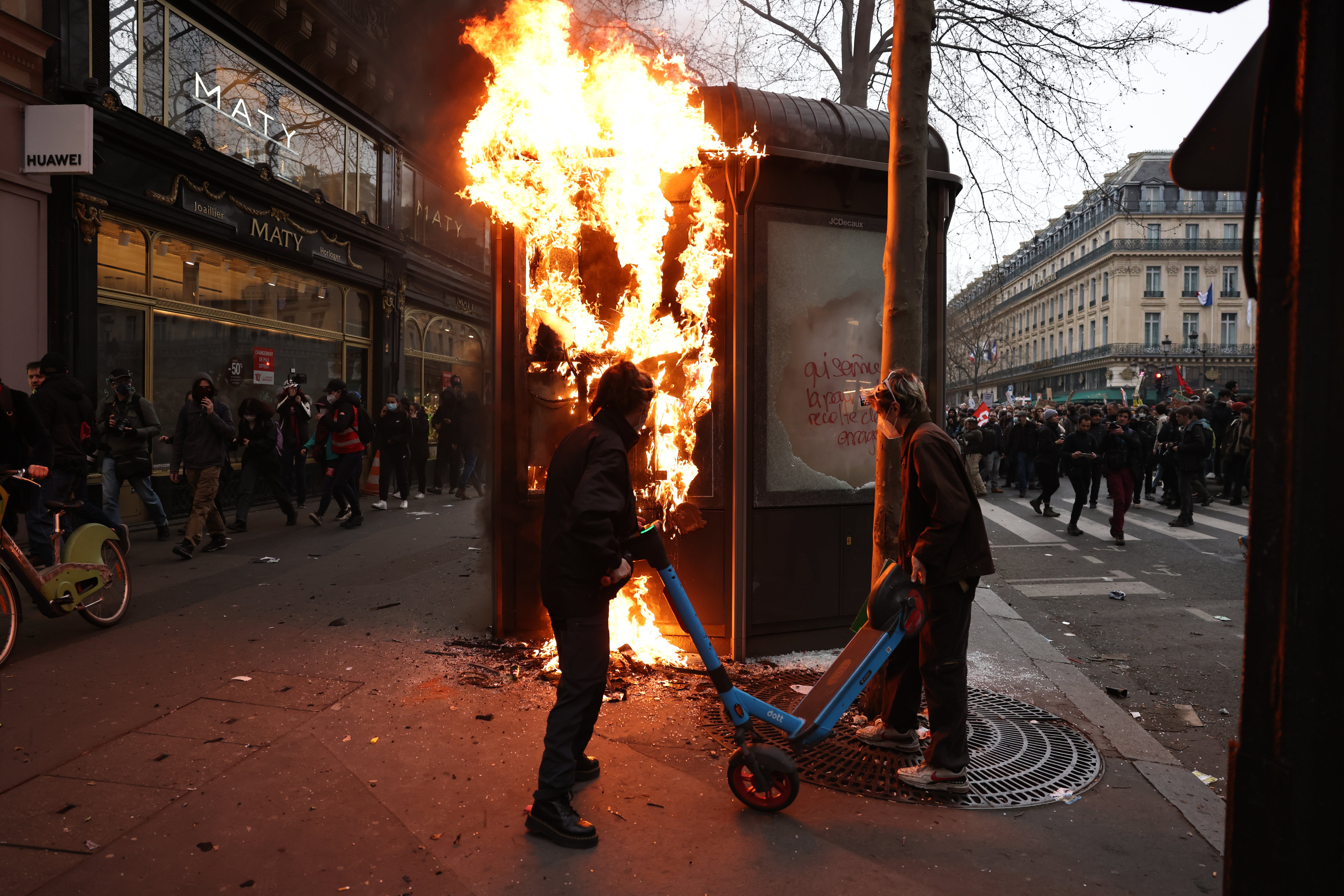 Des heurts ont éclaté au sein du cortège parisien, notamment en raison de la présence de «Black blocs», selon les autorités. LP/Fred Dugit