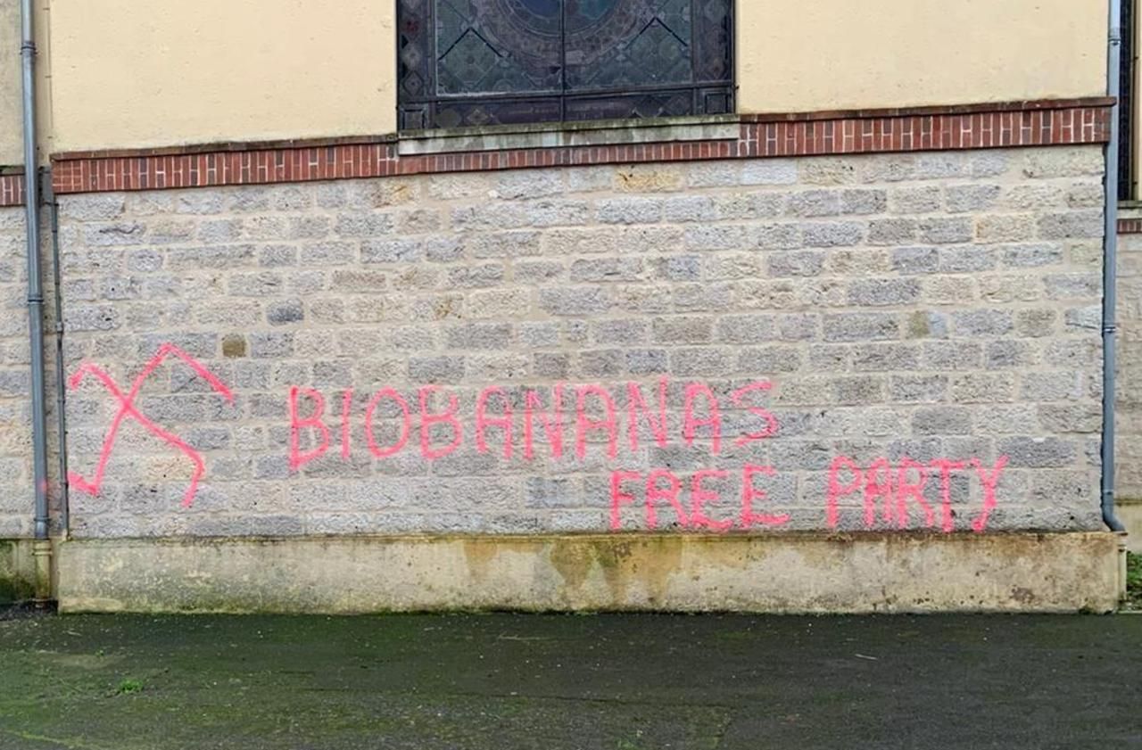 <b></b> Echouboulains, le 4 janvier 2020. Trois croix gammées de couleur rose, les mots «Biobananas» et «Free Party» ont été tagués sur les murs de l’église.