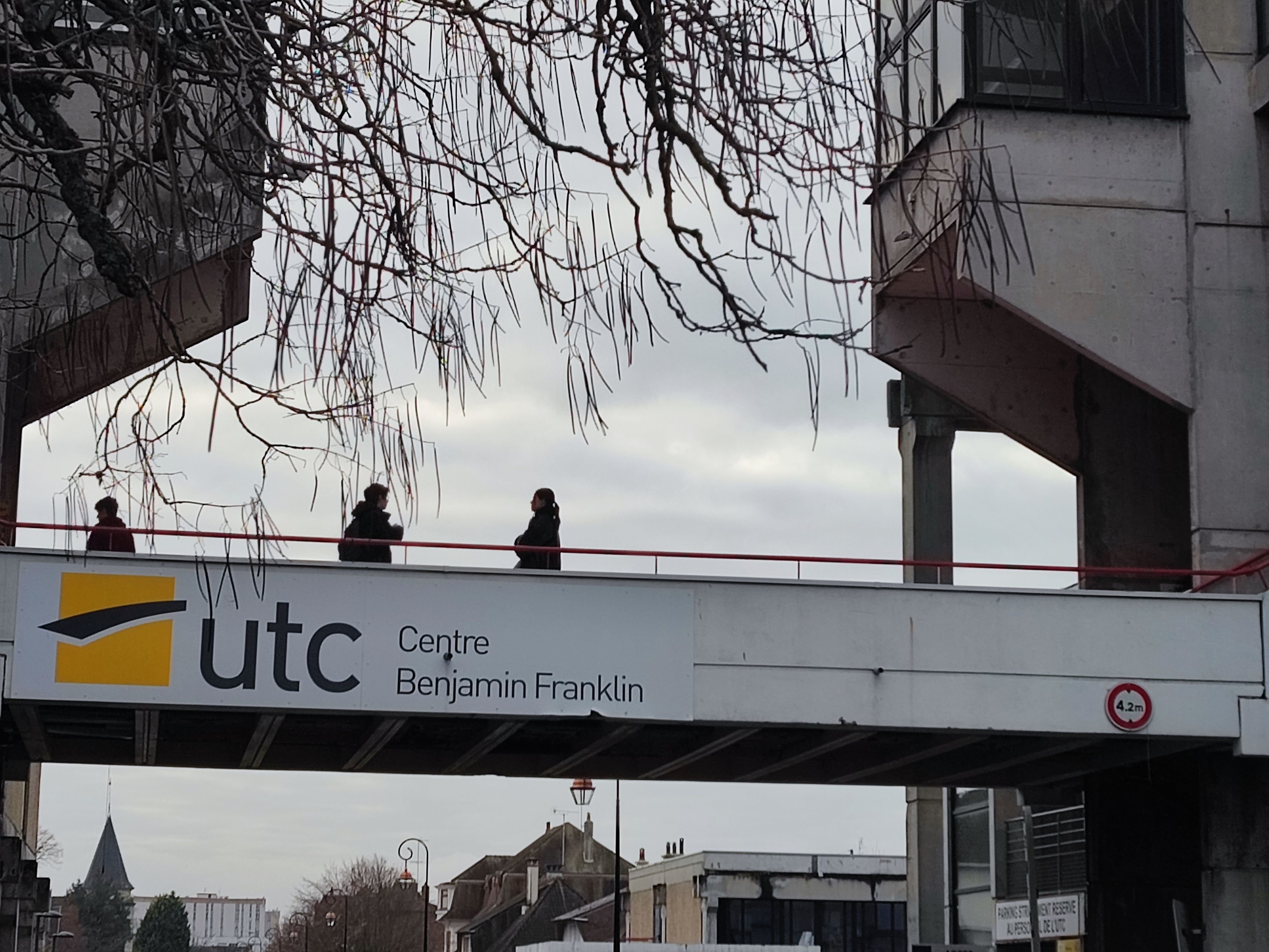 Compiègne, ce vendredi. Des étudiants de l'UTC se sont unis en collectif, baptisé Stop canal UTC. Ils dénoncent notamment le partenariat noué entre la société du canal et leur école. LP/S.F.