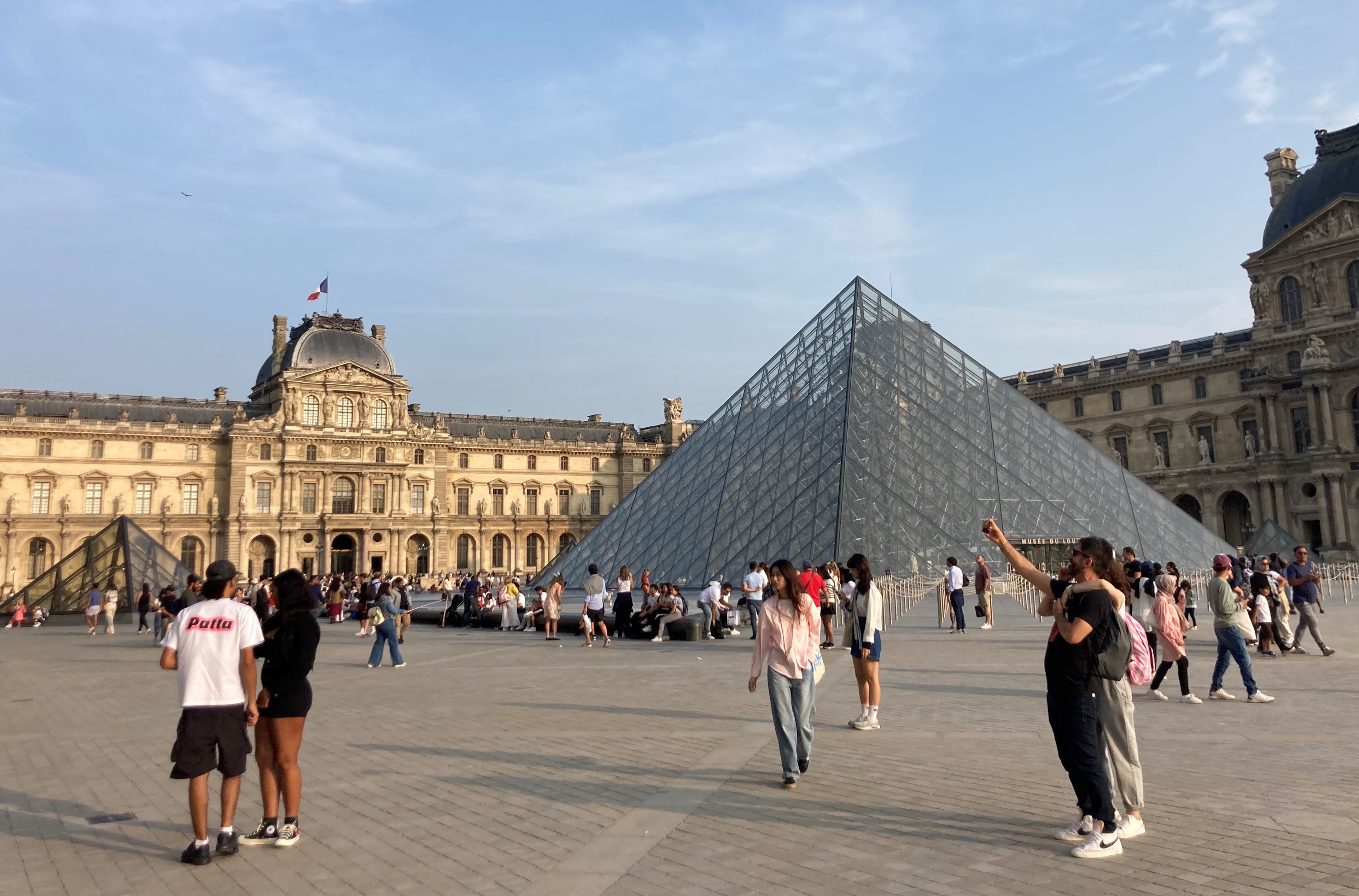 Au Louvre (Ier arrondissement), les touristes restaient nombreux sur la Place du Carrousel, lundi 20 août. Beaucoup ont volontairement choisi de venir après les JO. LP/Clément Rabu