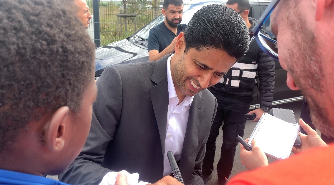 Nasser Al-Khelaïfi a tenu à diffuser une image optimiste et confiante du PSG à travers une séance d'autographes, à la sortie du centre d'entraînement du club à Poissy (Yvelines). Photo LP/Agathe Ferrière