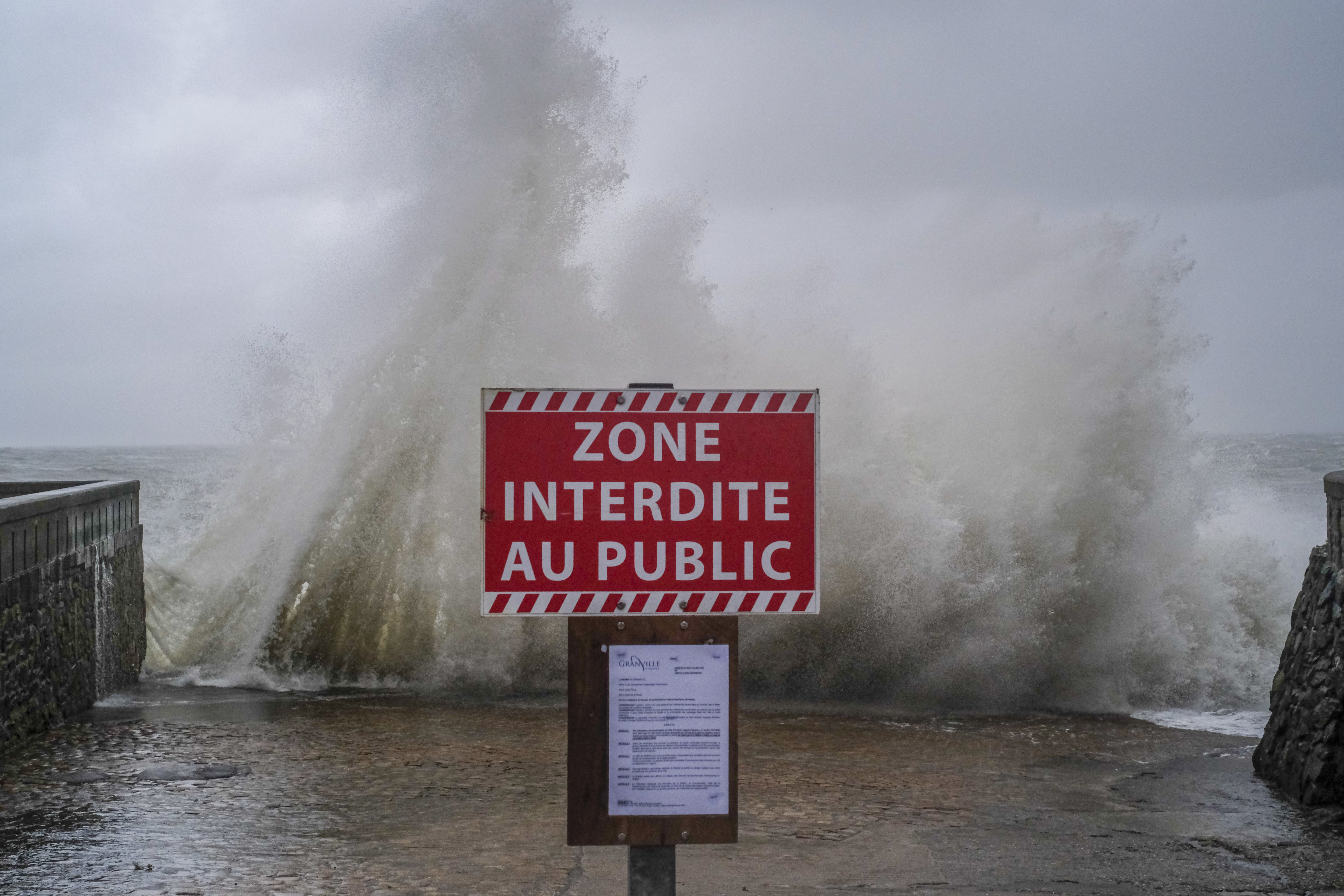 L'accès à la plage interdit au public par les forces de l'ordre lors de la tempête Ciaran en novembre 2023. LP / Olivier Corsan