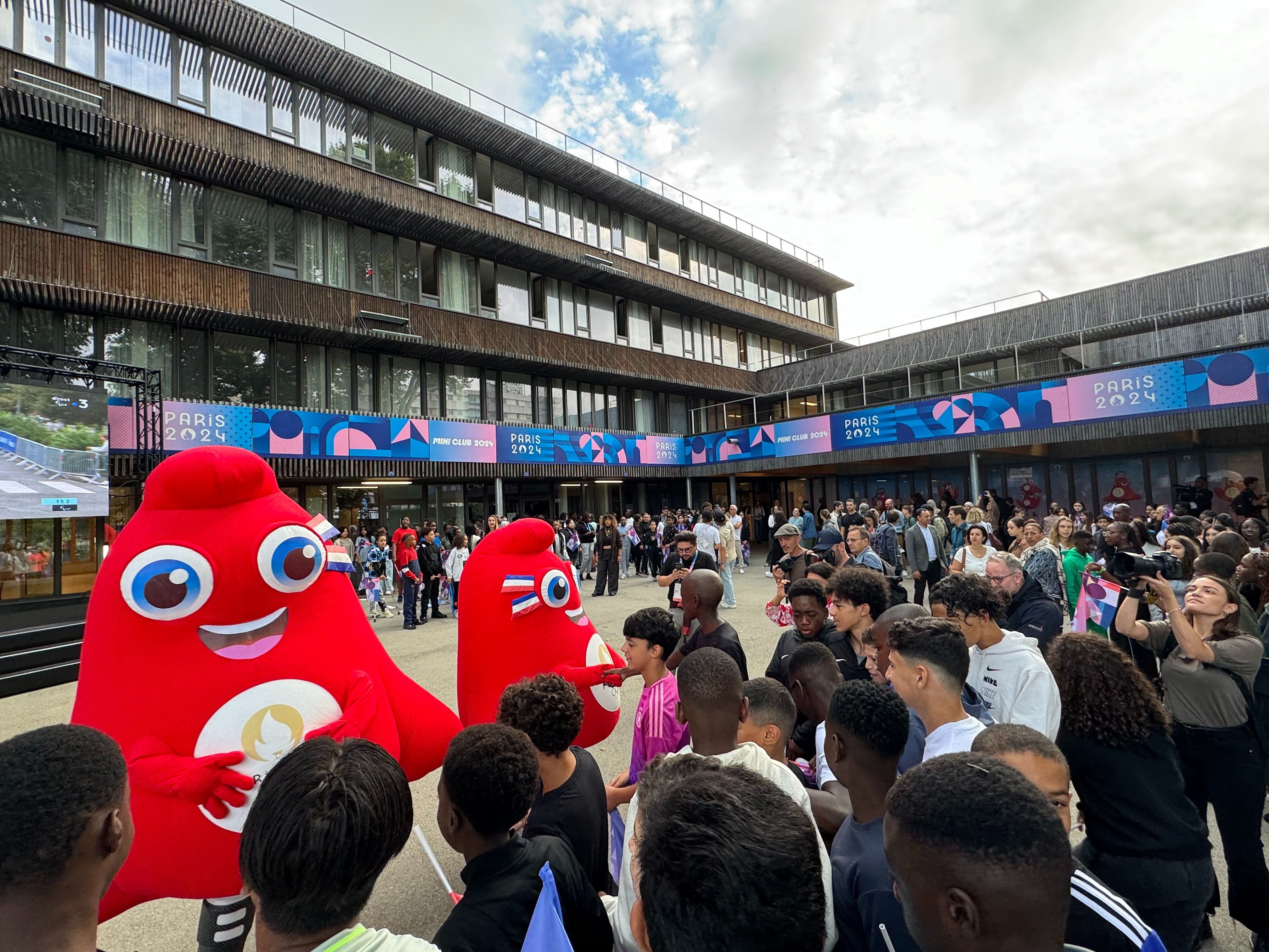 Boulevard Ney (Paris, XVIIIe), ce mercredi 4 septembre 2024. Les mascottes officielles des Jeux de Paris 2024 ont accueilli pour la rentrée les élèves du collège Maurice-Utrillo. LP/Paul Abran