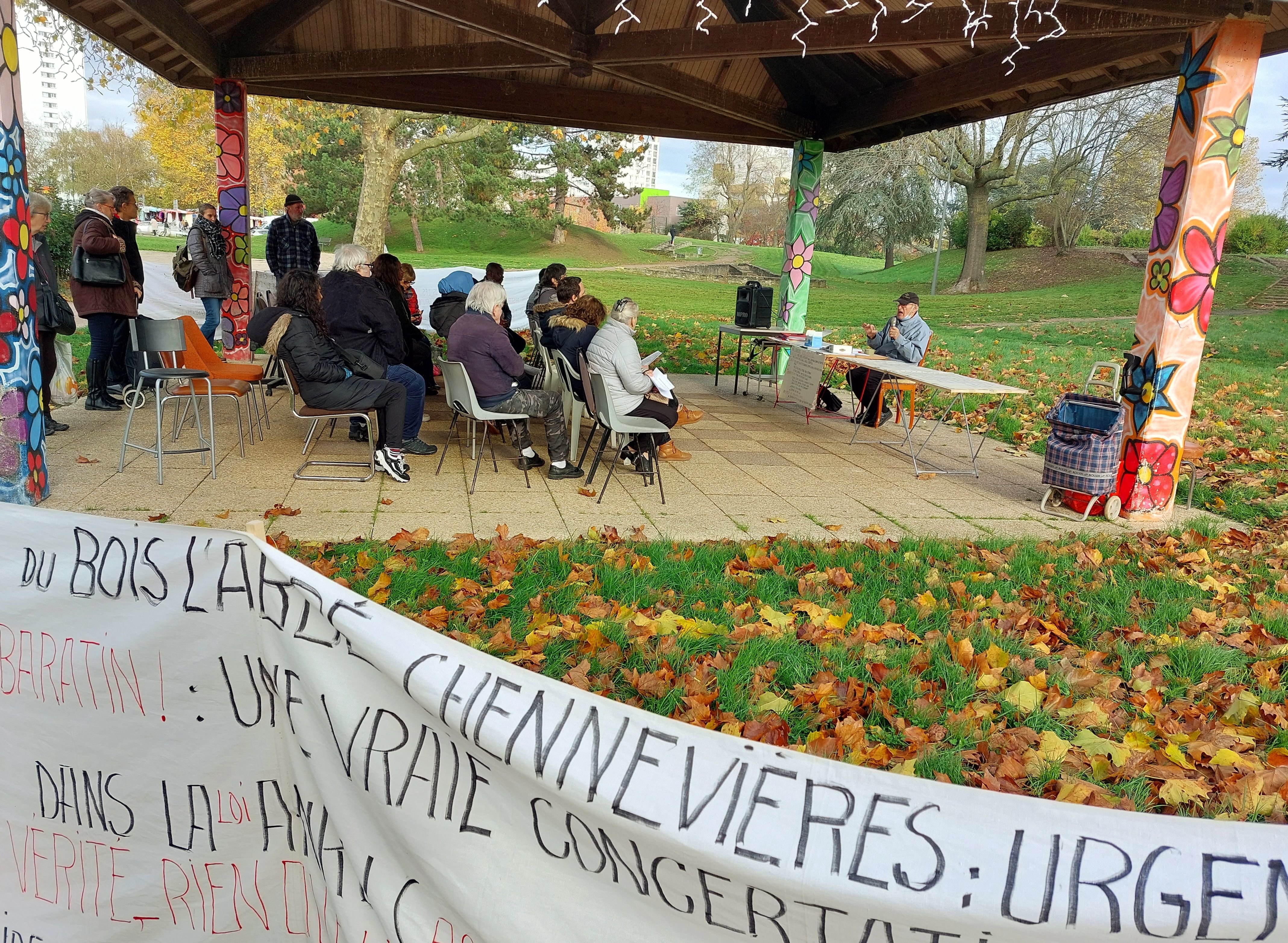 Chennevières-sur-Marne, le samedi 19 novembre 2022. Une réunion de contestation du projet de rénovation urbaine du Bois-l'Abbé était organisée samedi matin près de la Colline. LP/Fanny Delporte