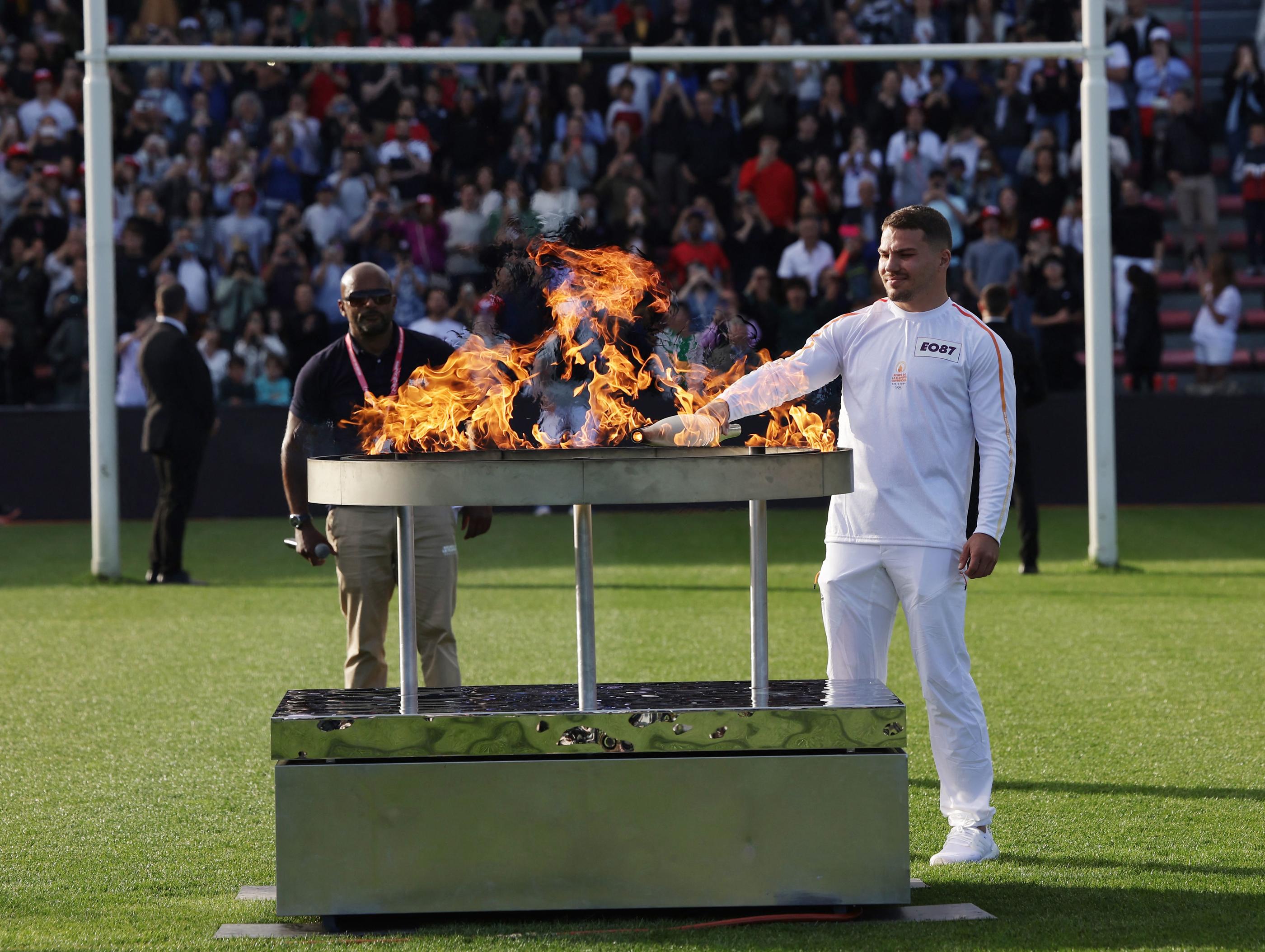 Antoine Dupont, qui participera aux Jeux avec l'équipe de France de rugby à sept, a conclu la journée de la flame olympique en Haute-Garonne. Valentine CHAPUIS/AFP