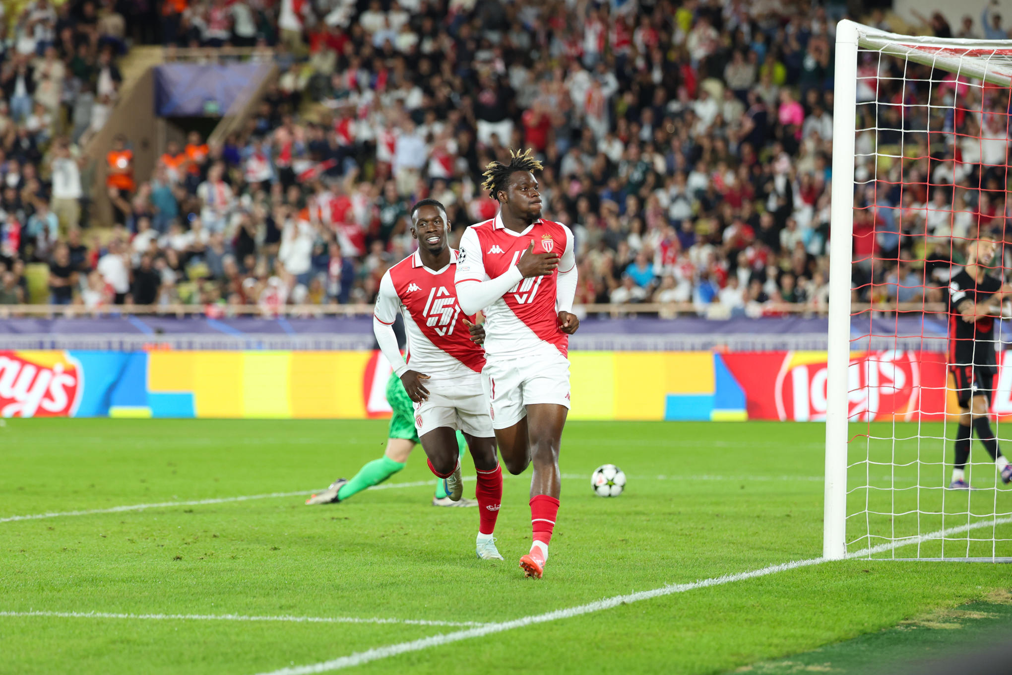 George Ilenikhena marque le but de la victoire pour les Monégasques sur leur pelouse de Louis II face au Barça. (Photo by Johnny Fidelin/Icon Sport)