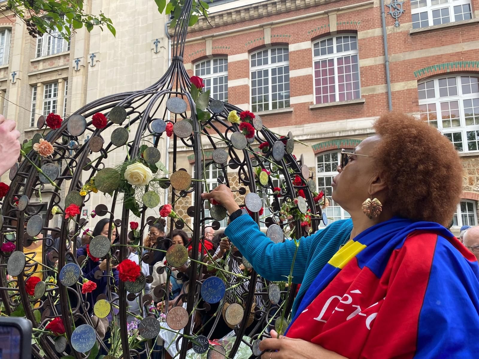 Saint-Denis (Seine-Saint-Denis), ce jeudi. «C’est important d’en parler», approuve Marie-Cécile, venue du Val-d'Oise pour cette cérémonie, où se trouve désormais la stèle dédiée à 213 victimes de l'esclavage dans la région. LP/Mathilde Debarre