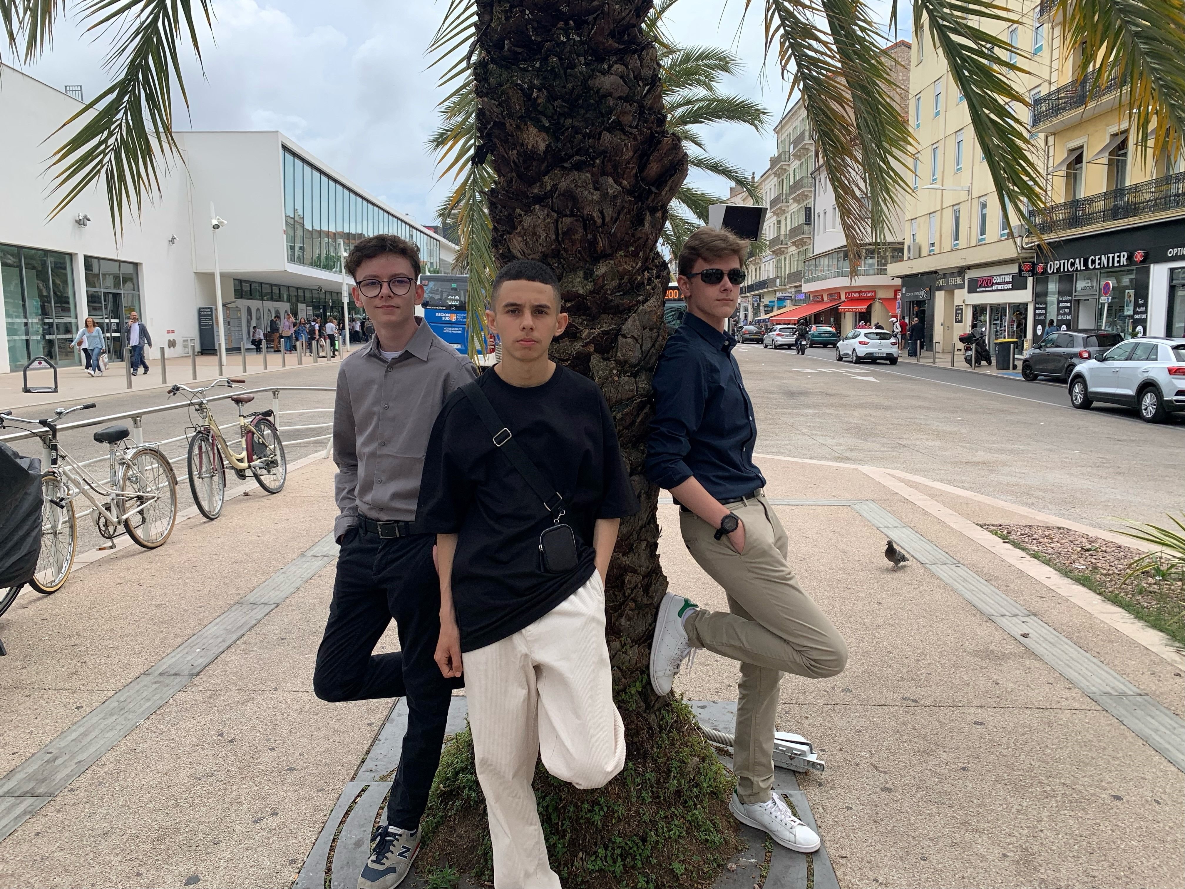 Cannes (Alpes-Maritimes), le 25 mai. Thomy, Adil et Léo (de gauche à droite), décontractés, avant de fouler, ce jeudi soir, le tapis rouge du festival. DR