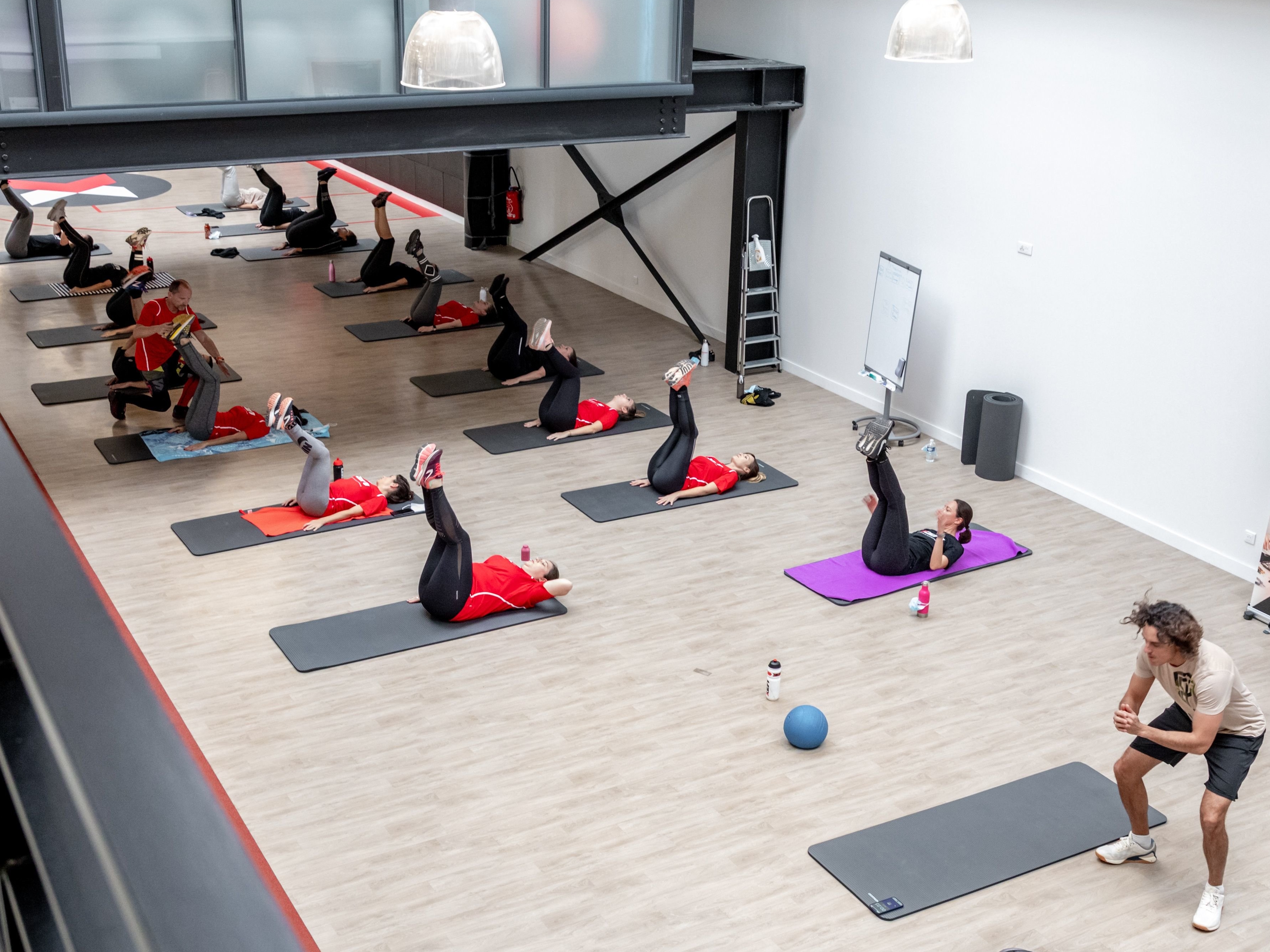 Chez Xefi, à Rillieux-la-Pape (Rhône), les salariés disposent d'une piste d’athlé de 108 m, d'une salle pour le renforcement musculaire, les cours de biking, de yoga ou de pilates et d'un terrain de basket. DR