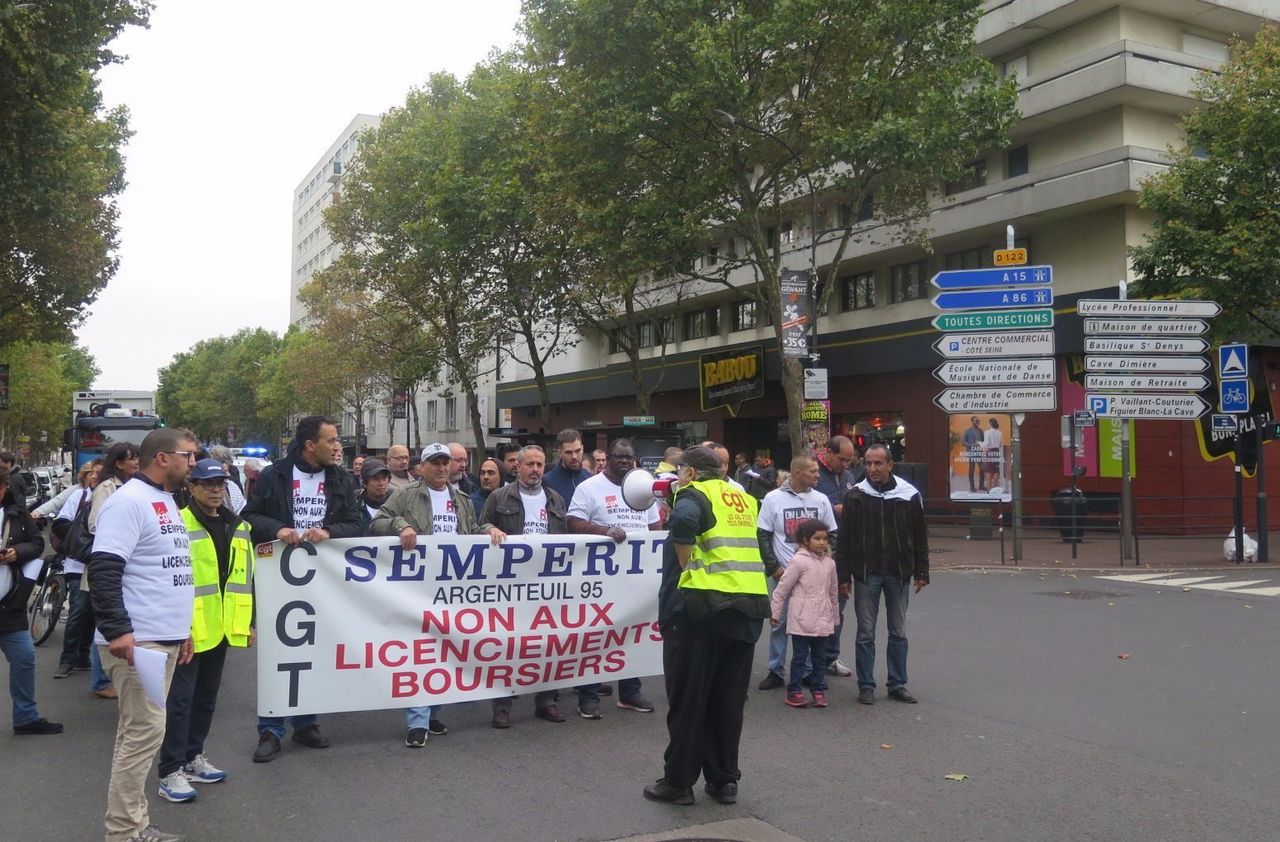 <b></b> Argenteuil, ce jeudi 5 octobre 2017. Les salariés de Semperit ont manifesté à travers la ville pendant qu’une délégation était reçue en sous-préfecture d’Argenteuil pour une médiation avec la direction 