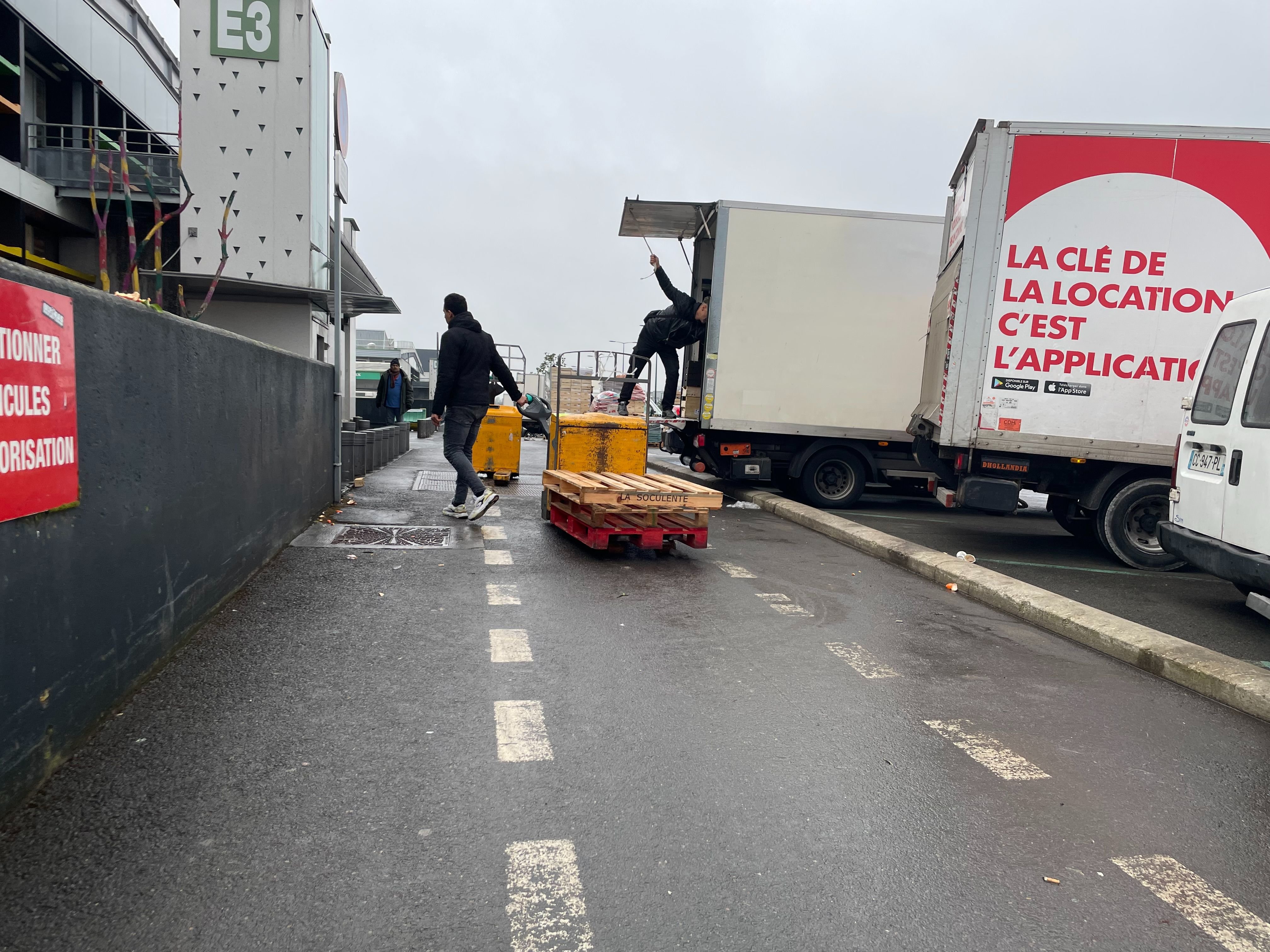 Ce jeudi 1 février, Rungis. Des employés chargent malgré tout leurs camions devant l'entrée de la halle des fruits et légumes.. LP/Sylvain Deleuze