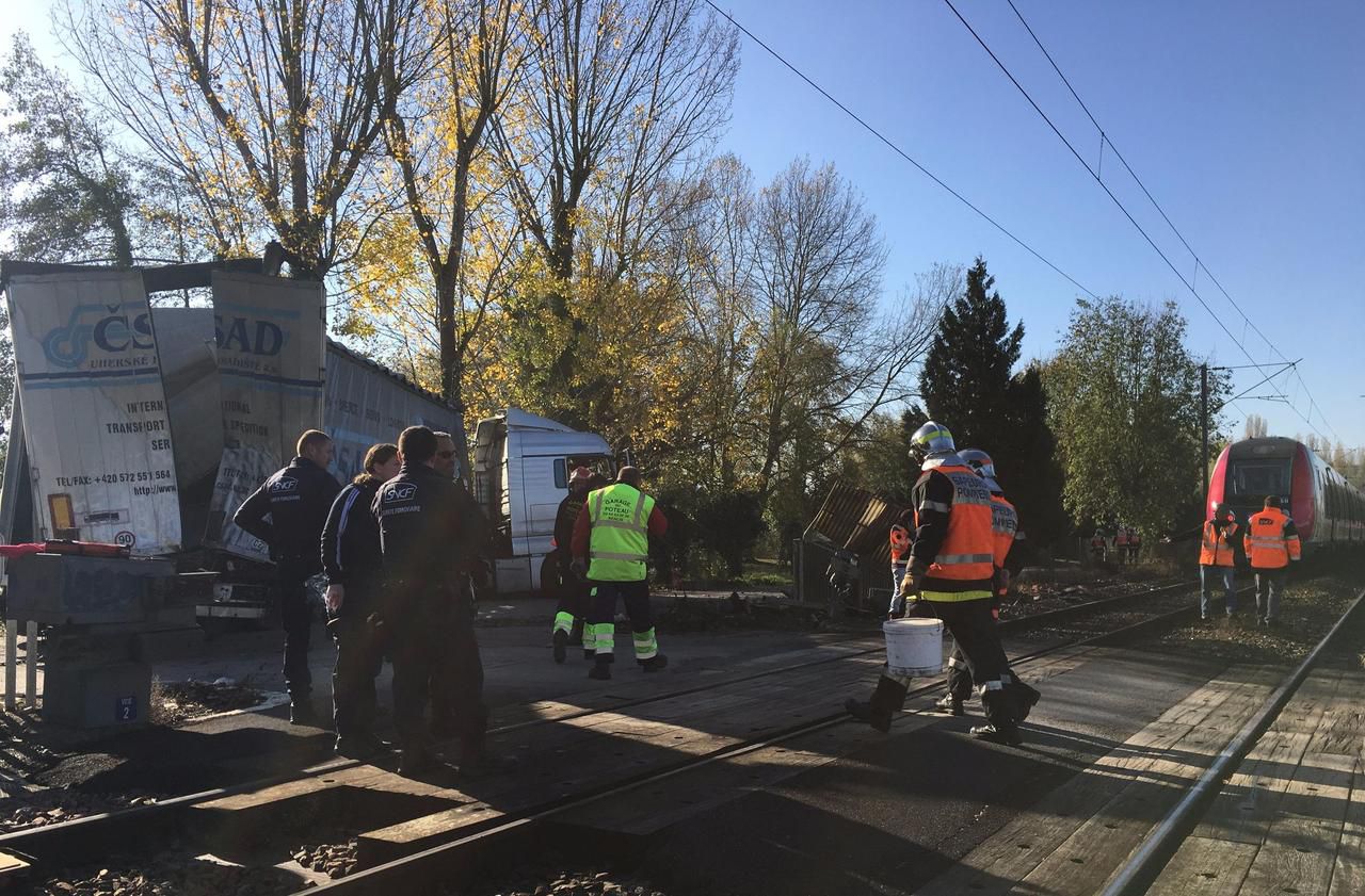 <b></b> Villers-sous-Saint-Leu, ce mardi. Il était 10 heures lorsqu’un train TER a percuté un camion qui tentait de se dégager de la voie ferrée. 