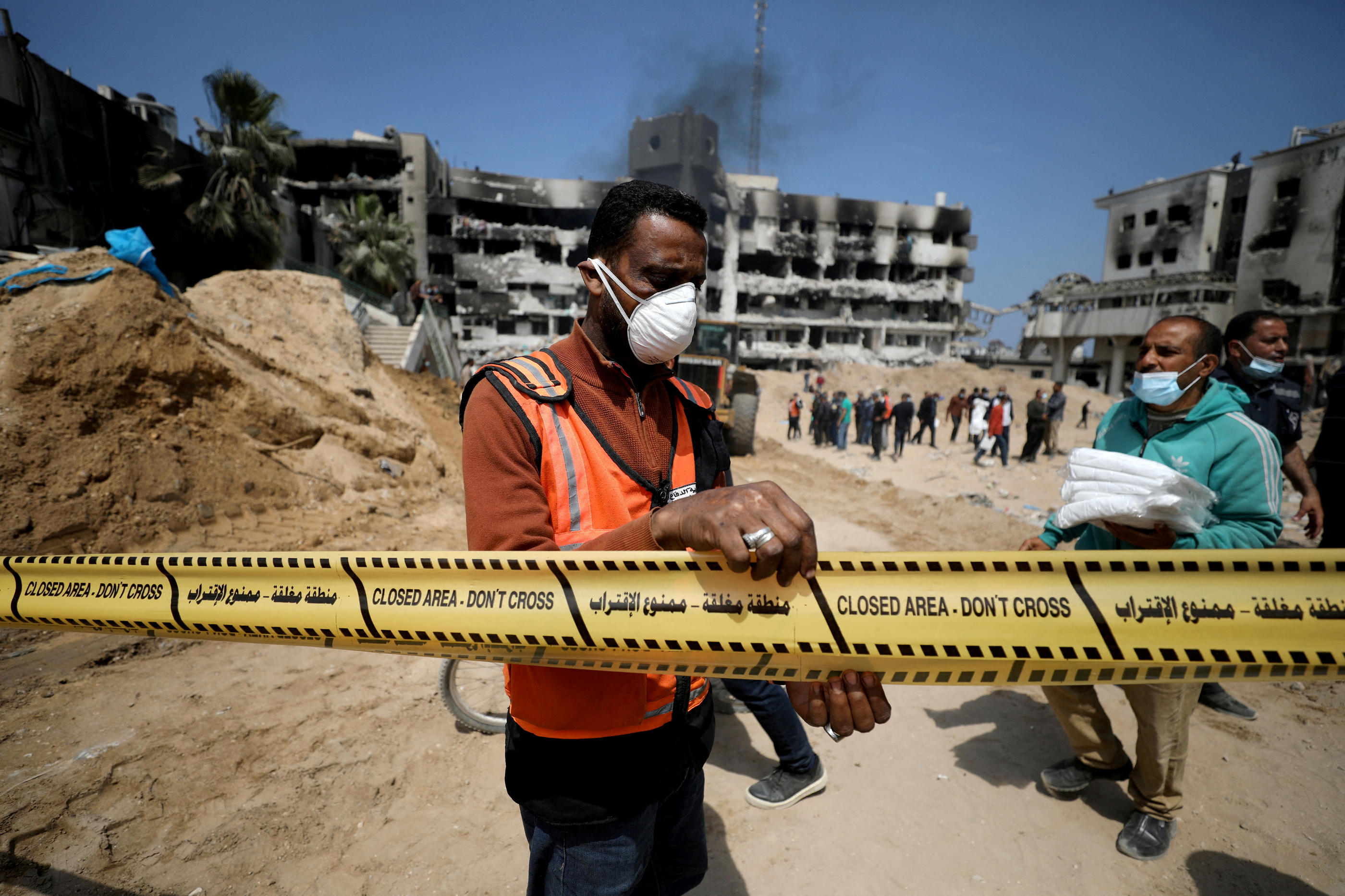 Un homme encadre une zone lors de recherches de corps après la destruction de l'hôpital Al-Shifa, à Gaza, le 8 avril 2024. REUTERS/Dawoud Abu Alkas