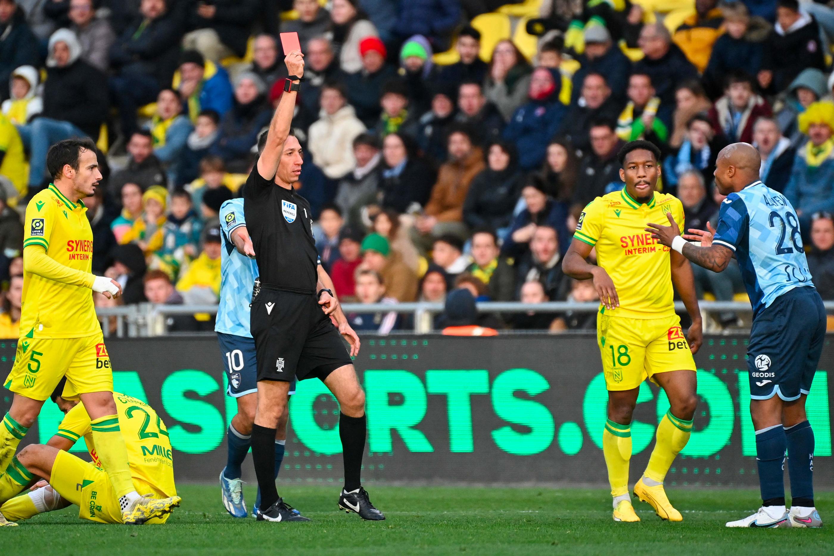 André Ayew a été expulsé deux minutes et 24 secondes après son entrée en jeu dimanche à Nantes. AFP/Sebastien Salom-Gomis