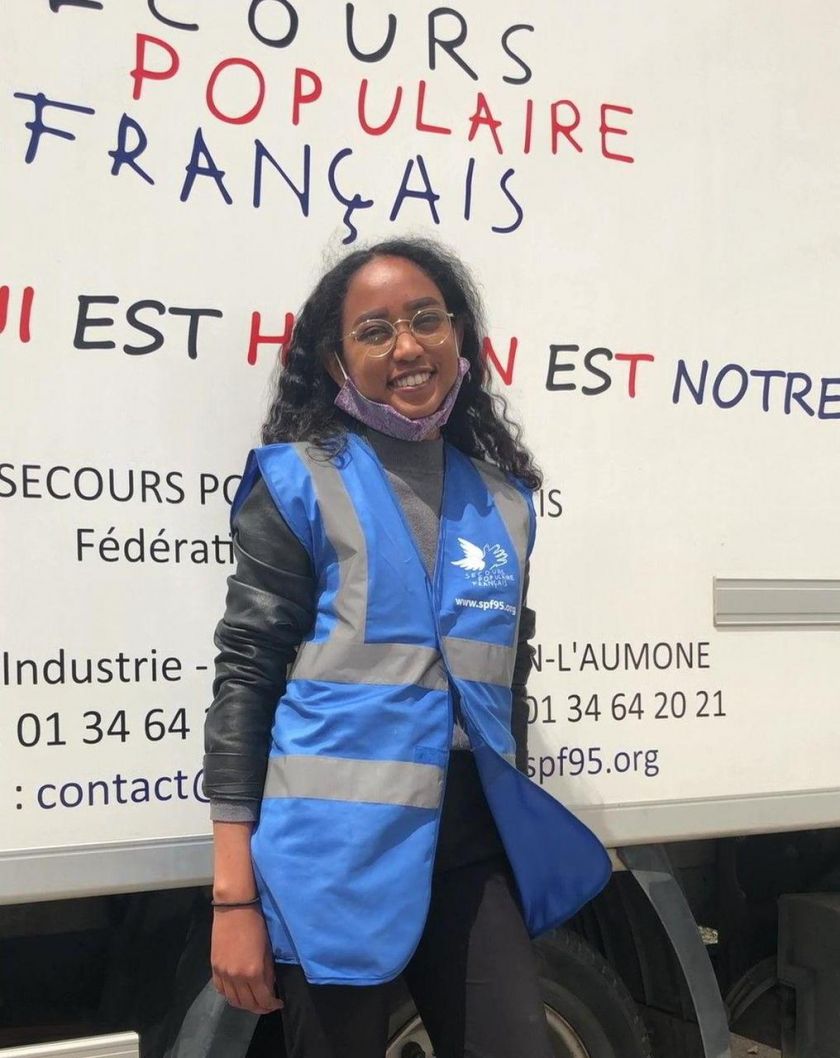 <b></b> Stéphanie Rabe, une jeune de Cergy, est devenue bénévole au Secours populaire 95 à l'occaison du dernier confinement. Depuis, elle n'a pas quitté les rangs de l'association.