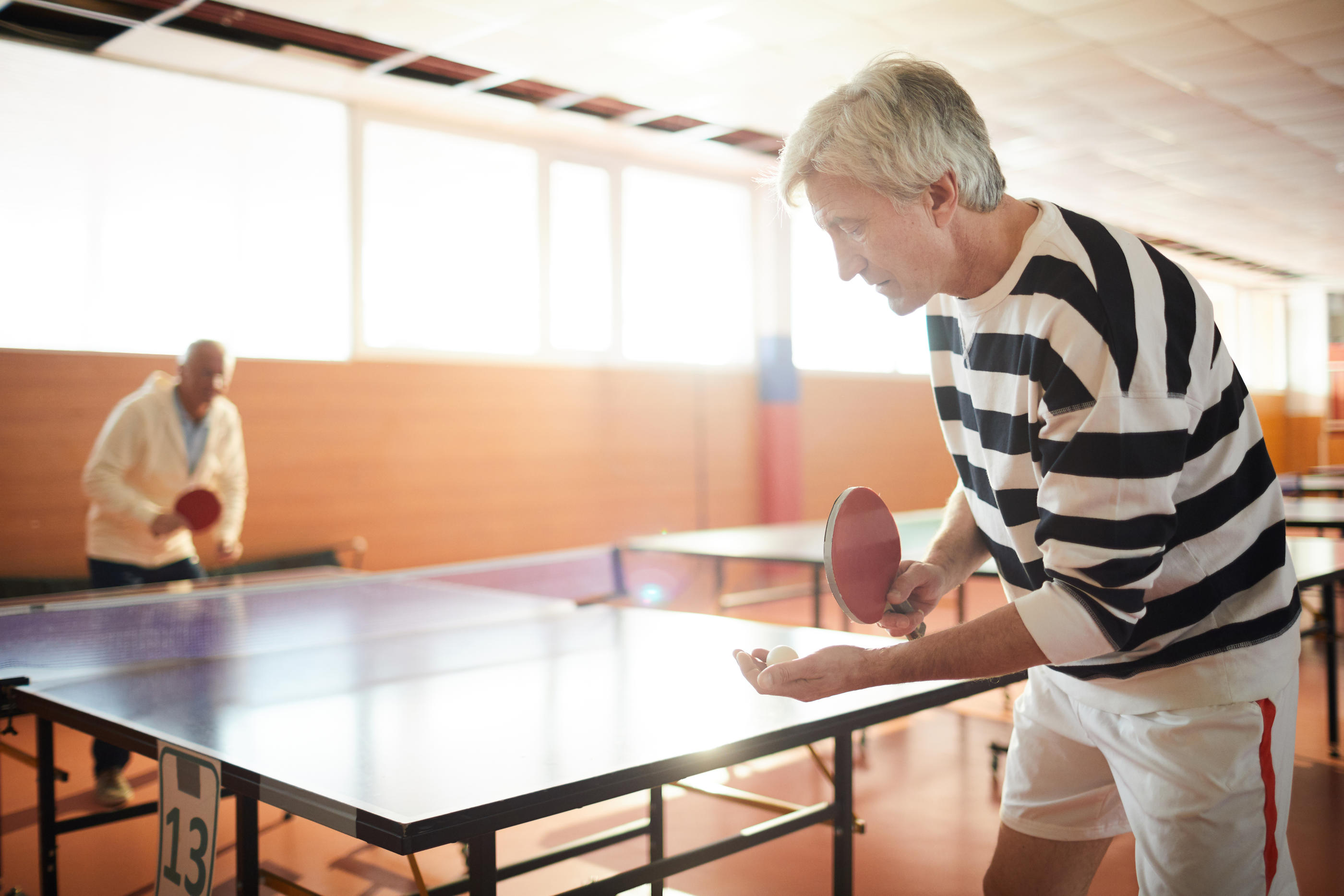 Chaque jeudi après-midi, pendant une heure, des personnes atteintes par la maladie de Parkinson seront accueillies au C’Chartres tennis de Table pour une pratique conviviale qui, grâce à la concentration requise, fait oublier ses problèmes de mobilité, de tremblements ou de dyskinésies. ©Illustration Shironosov.