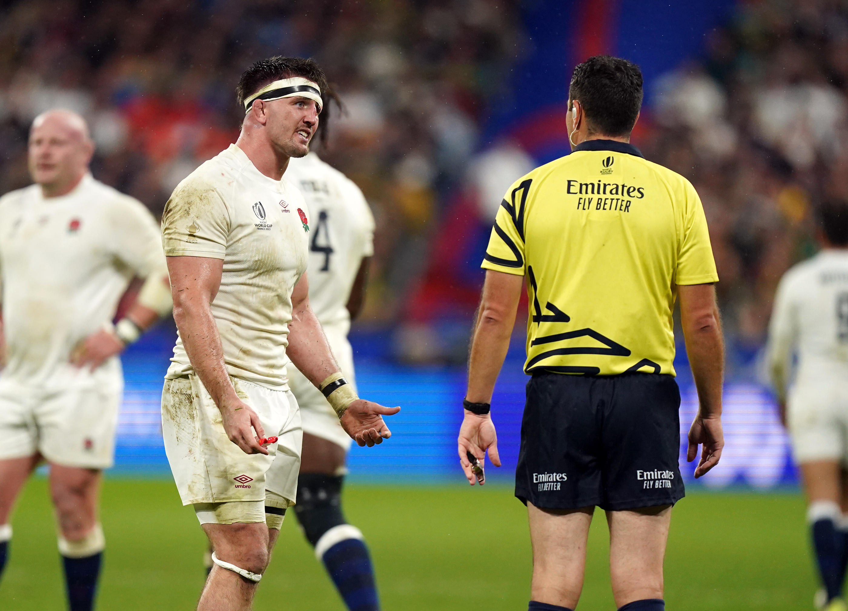 Tom Curry, ici avec l'arbitre Ben O'Keeffe, a accusé Bongi Mbonambi d'avoir prononcé une insulte raciste en plein match. LP/Icon sport