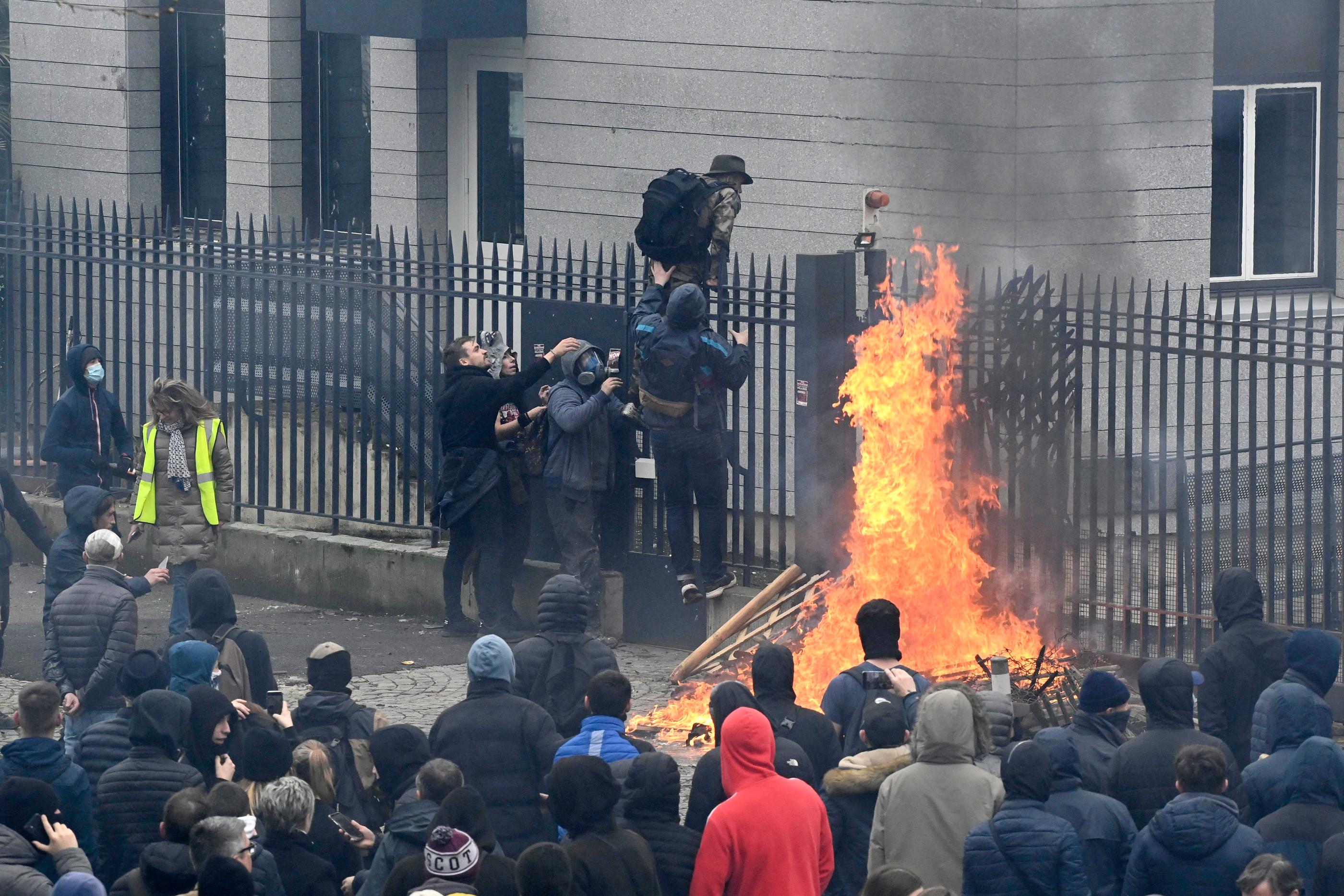 À Lorient (Morbihan), des manifestants contre la réforme des retraites ont attaqué le commissariat de la ville jeudi 23 mars. PHOTOPQR/Ouest-France/Thierry Creux