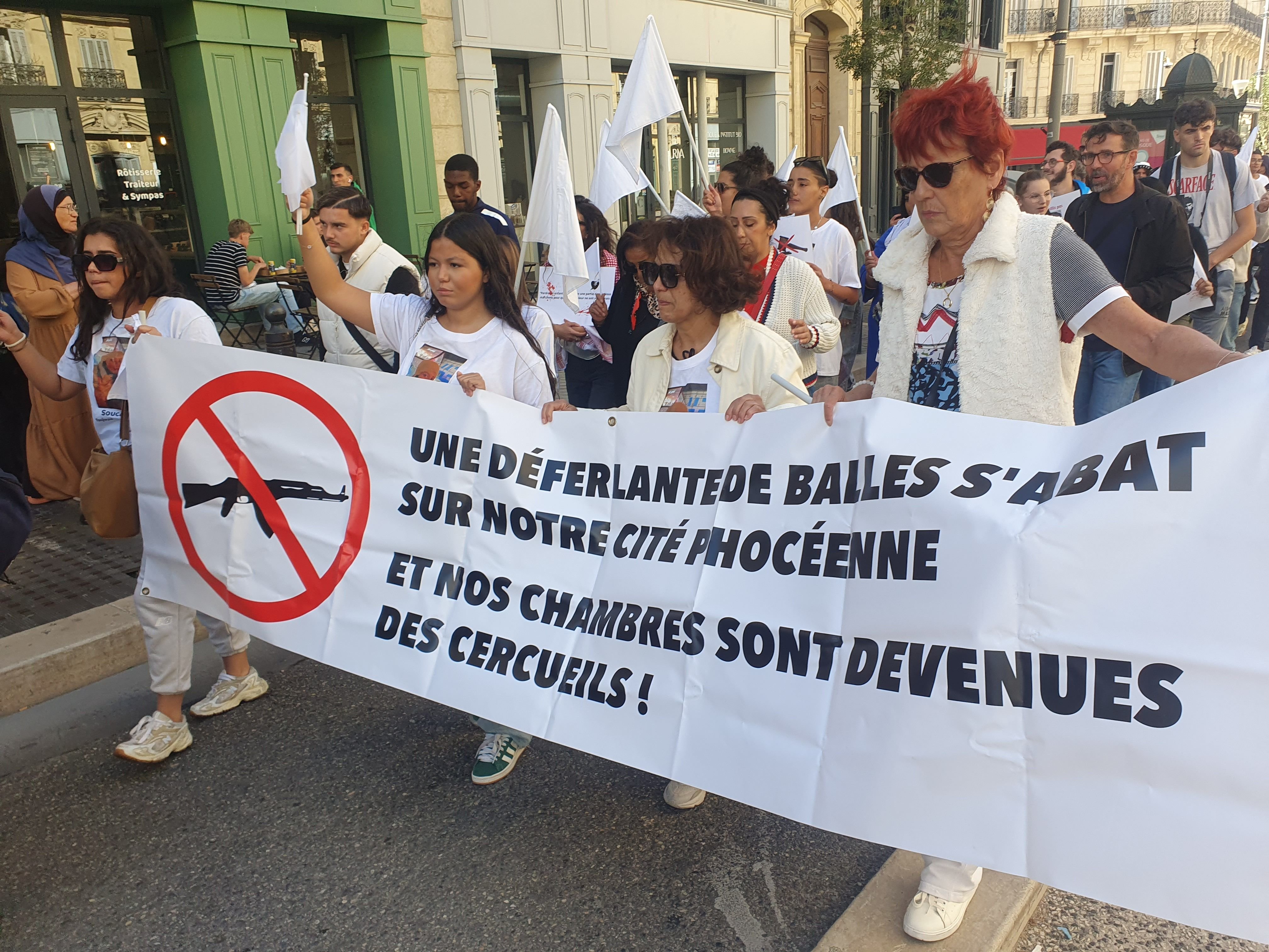 Les proches de victimes d'assassinats liés au trafic de stupéfiant ont participé à une nouvelle marche blanche à Marseille. Parmi elles, la sœur et la mère de Soucayna, tuée il y a un an d'une balle perdue dans sa chambre. LP/Marc Leras