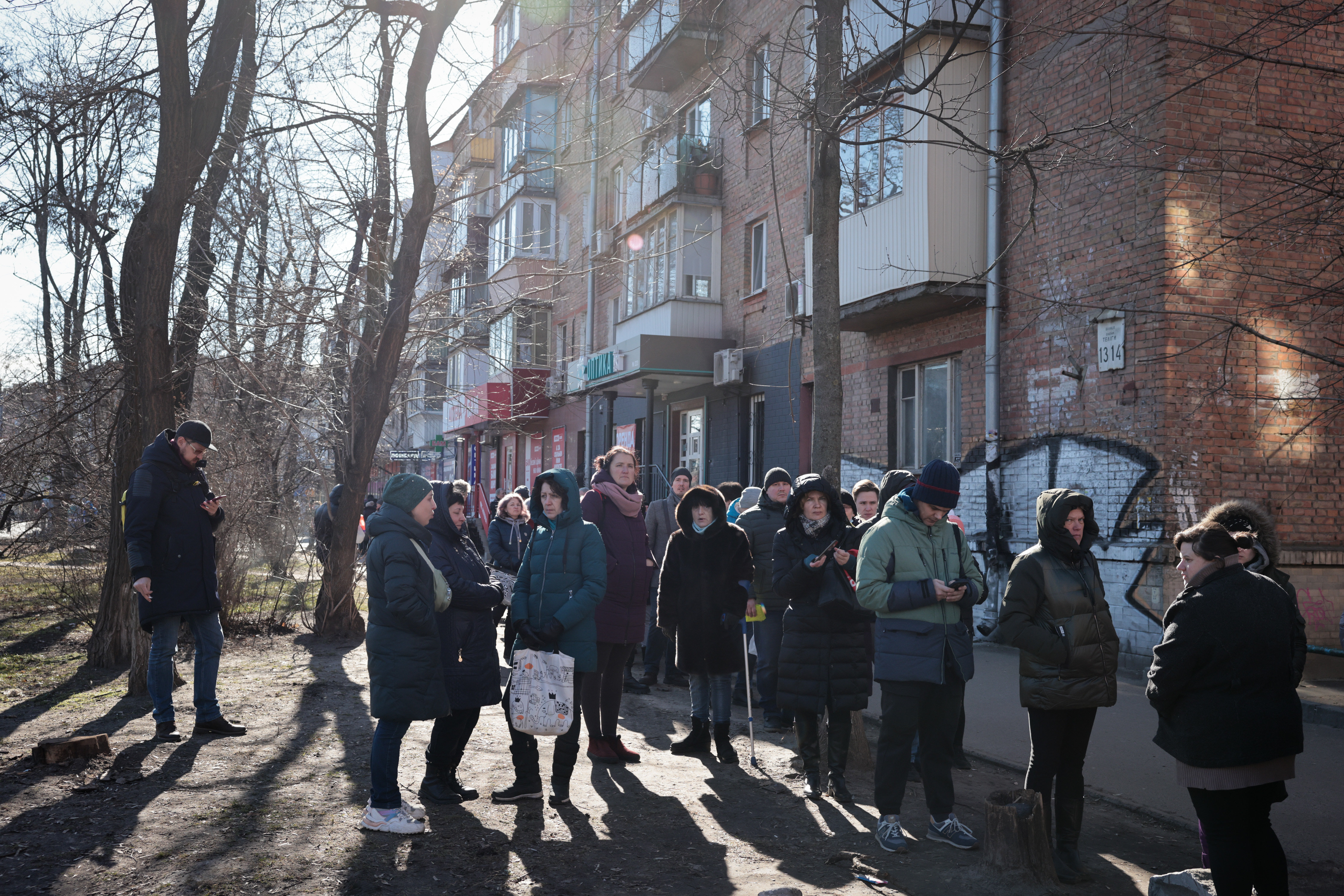 Kiev (Ukraine), le 28 février 2022. Des dizaines de femmes et d'hommes attendent devant un magasin d'alimentation, entre deux sirènes d'alerte signalant des bombardements. LP/Philippe de Poulpiquet