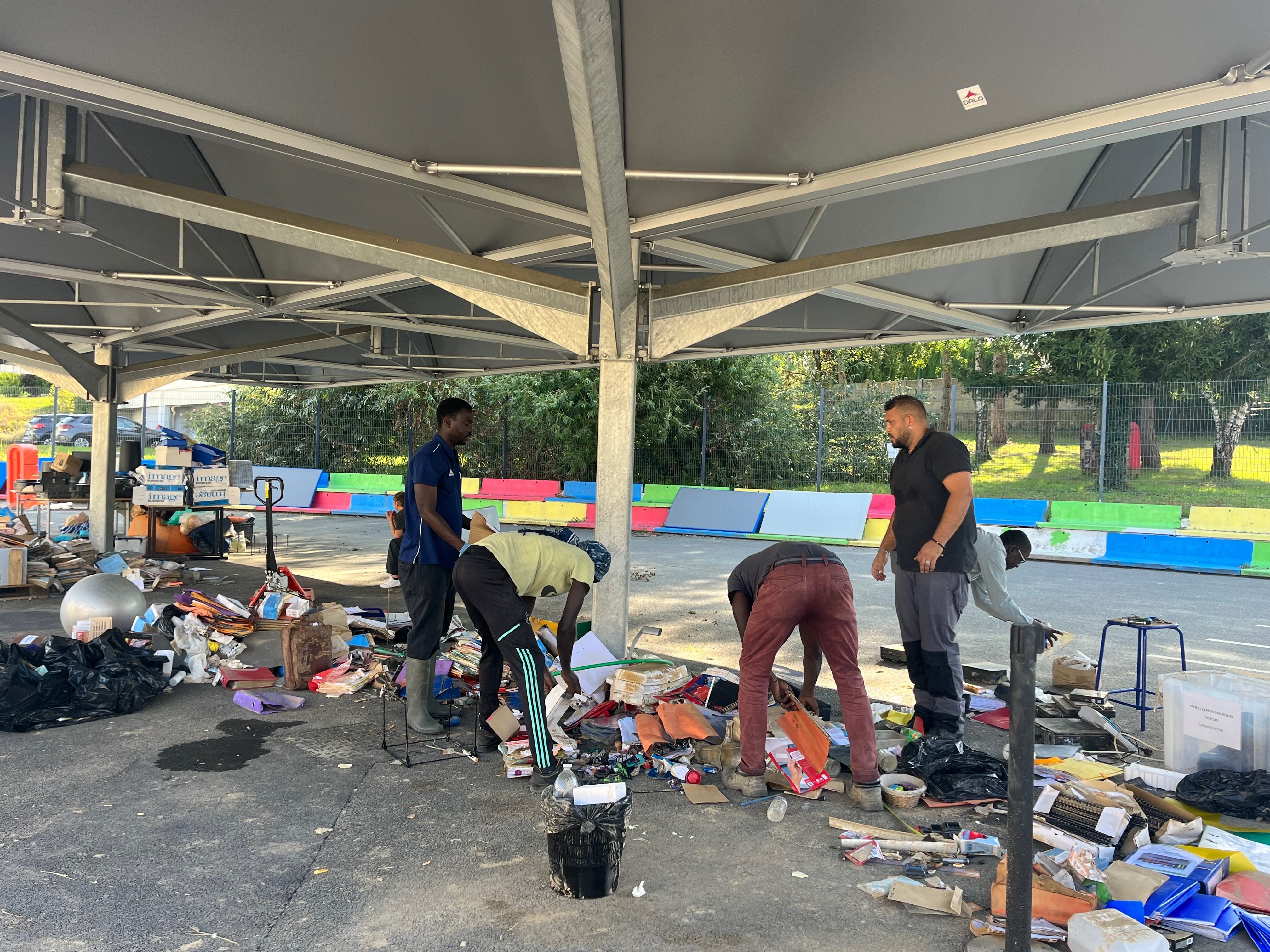 La Ferté-Gaucher, jeudi 29 août. Au collège Jean-Campin, une équipe de nettoyage a été embauchée au lendemain des inondations causées par des orages violents dans la nuit du 1er au 2 août. Elle aura terminé son travail avant la rentrée prévue lundi matin. LP/Orianne Gendreau