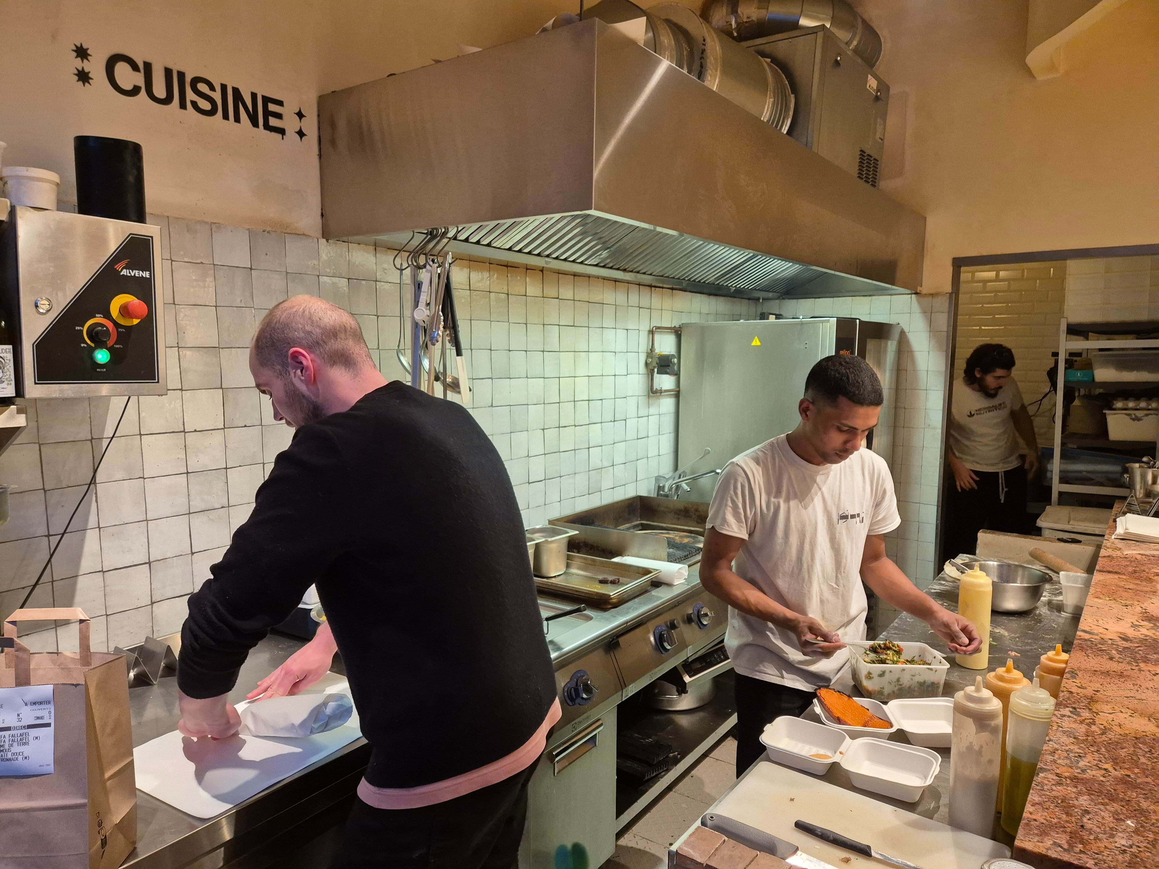 Paris (XIe), le 11 avril. Yossi Levy (à g.) travaille avec ses deux employés dans une cuisine de moins de 10m2 chez Nour Comptoir. LP/Maxime Ducher
