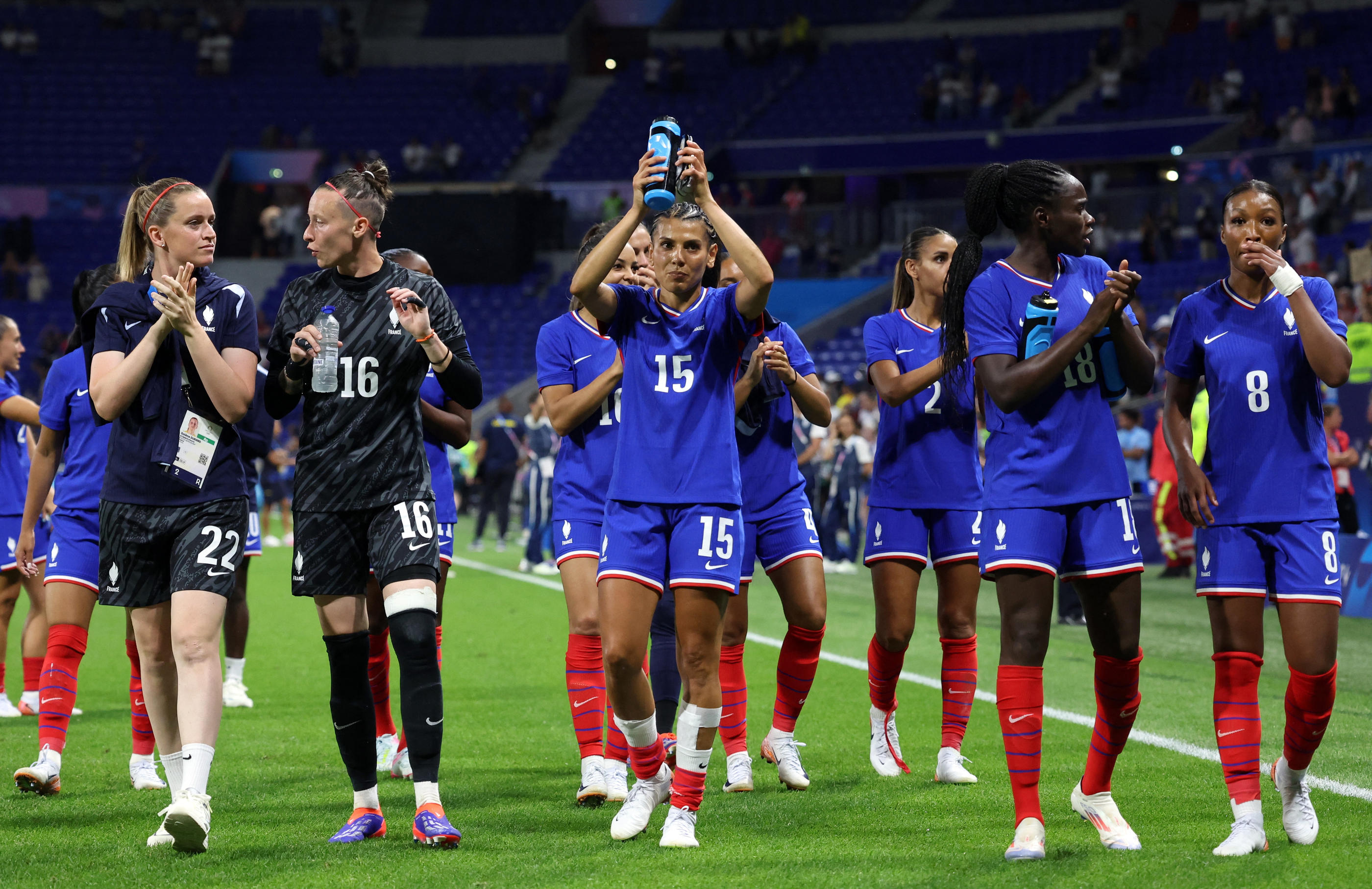 Kenza Dali (au centre) et les Bleus ont remporté leur premier match face à la Colombie. (Photo REUTERS/Nir Elias)