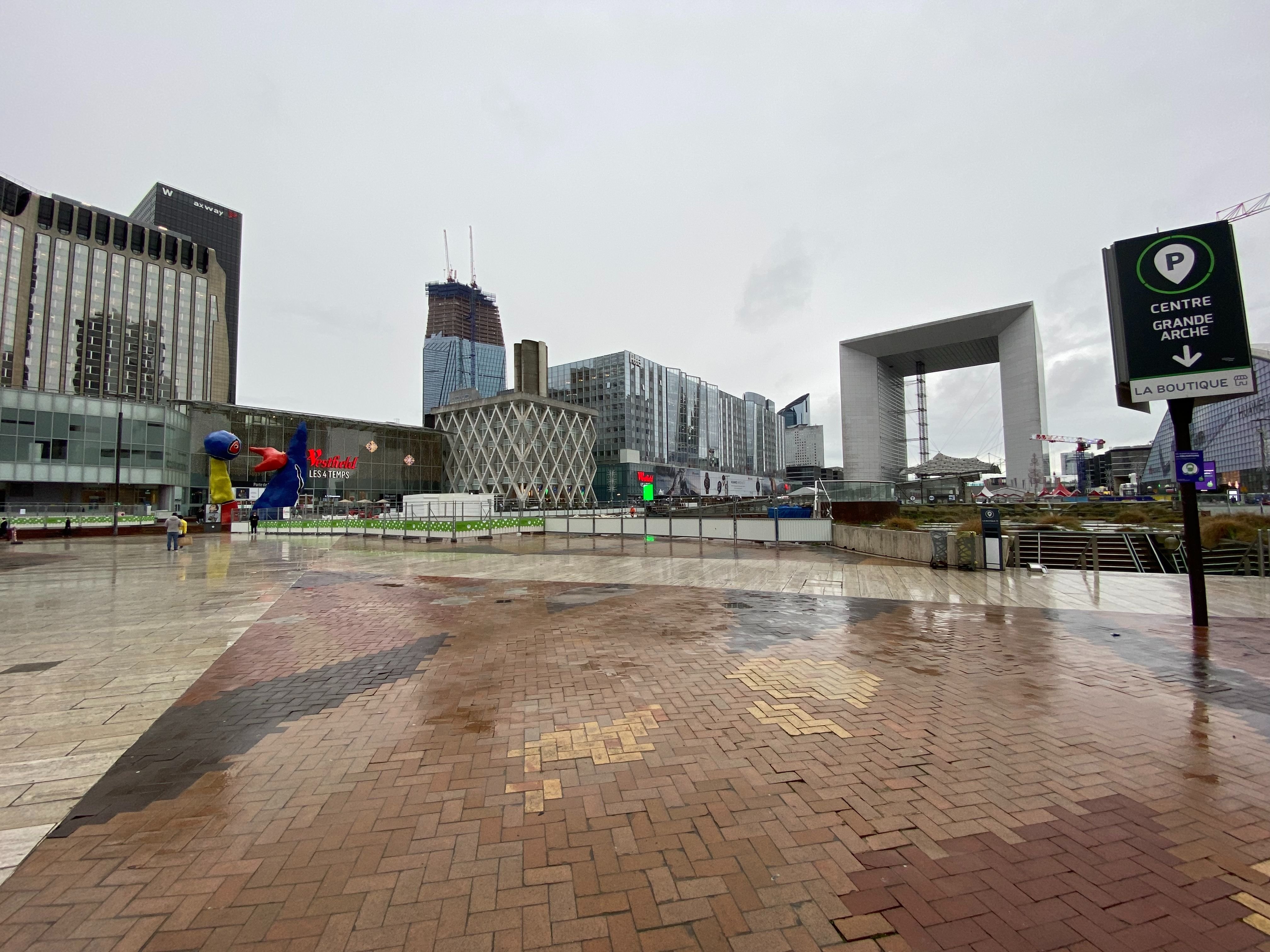 La Défense (Hauts-de-Seine). Un adolescent a été attaqué sur l'esplanade de ce quartier d'affaires, en début de semaine, par une dizaine de jeunes qui auraient tenté de lui voler ses affaires. Un policier hors-service a réussi à s'interposer