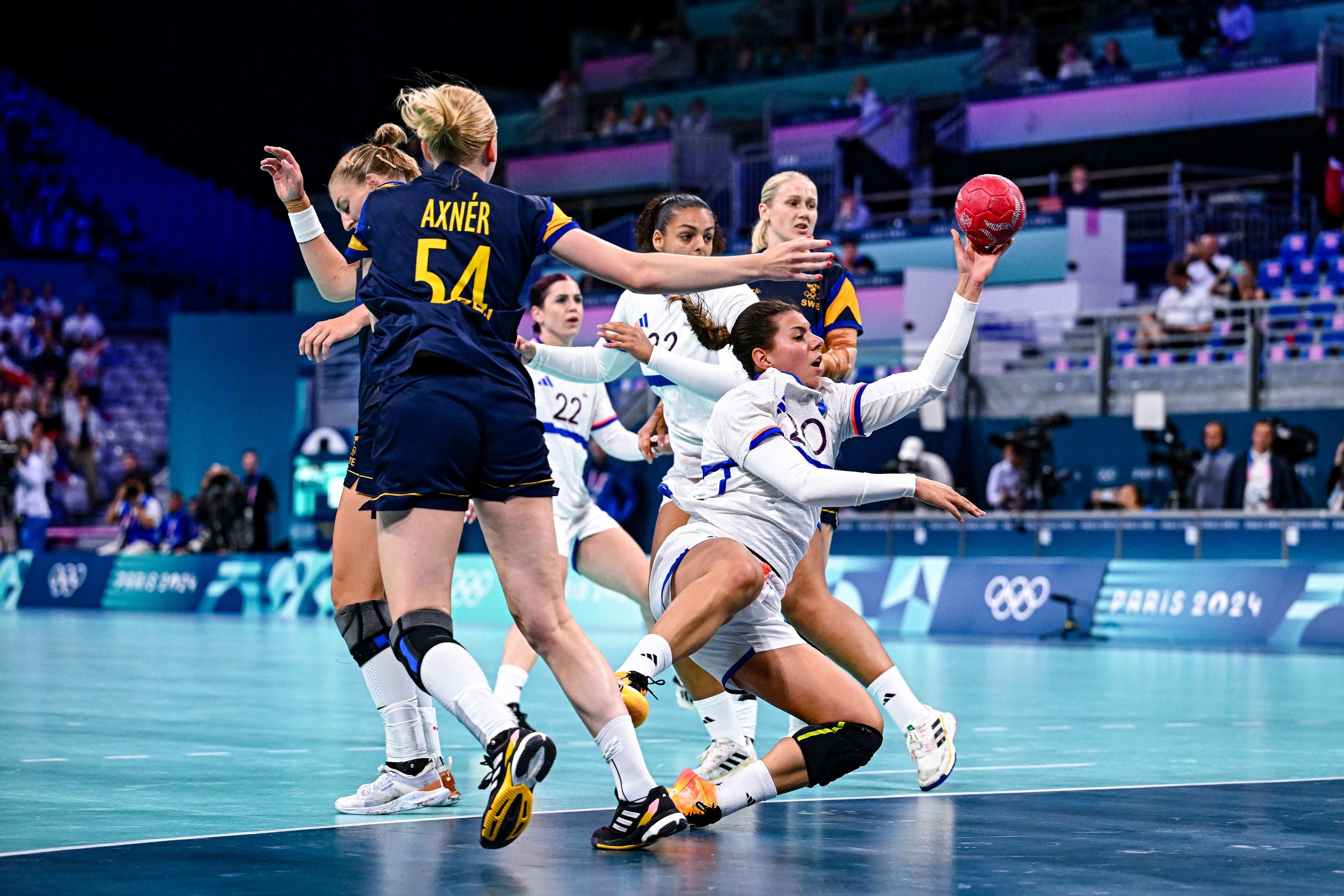 Laura Flippes et les Bleues ont souffert pour s'imposer face aux Suédoises. Baptiste Fernandez/Icon Sport