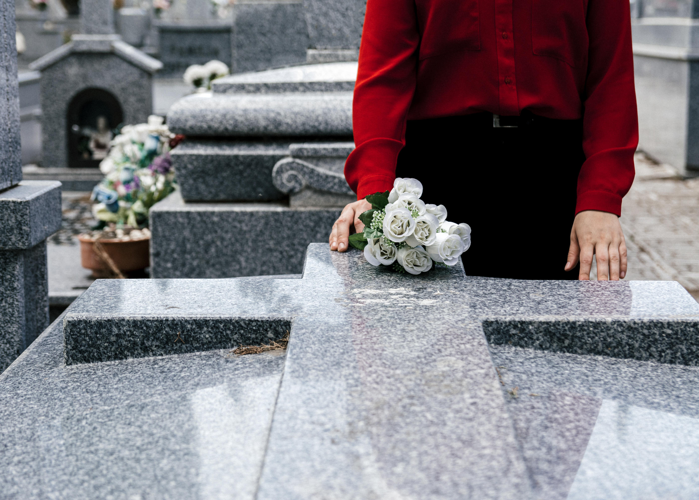 Le coût moyen des obsèques en 2019 était de 3815 euros pour une inhumation (hors marbrerie) et de 3986 euros pour une crémation. Istock