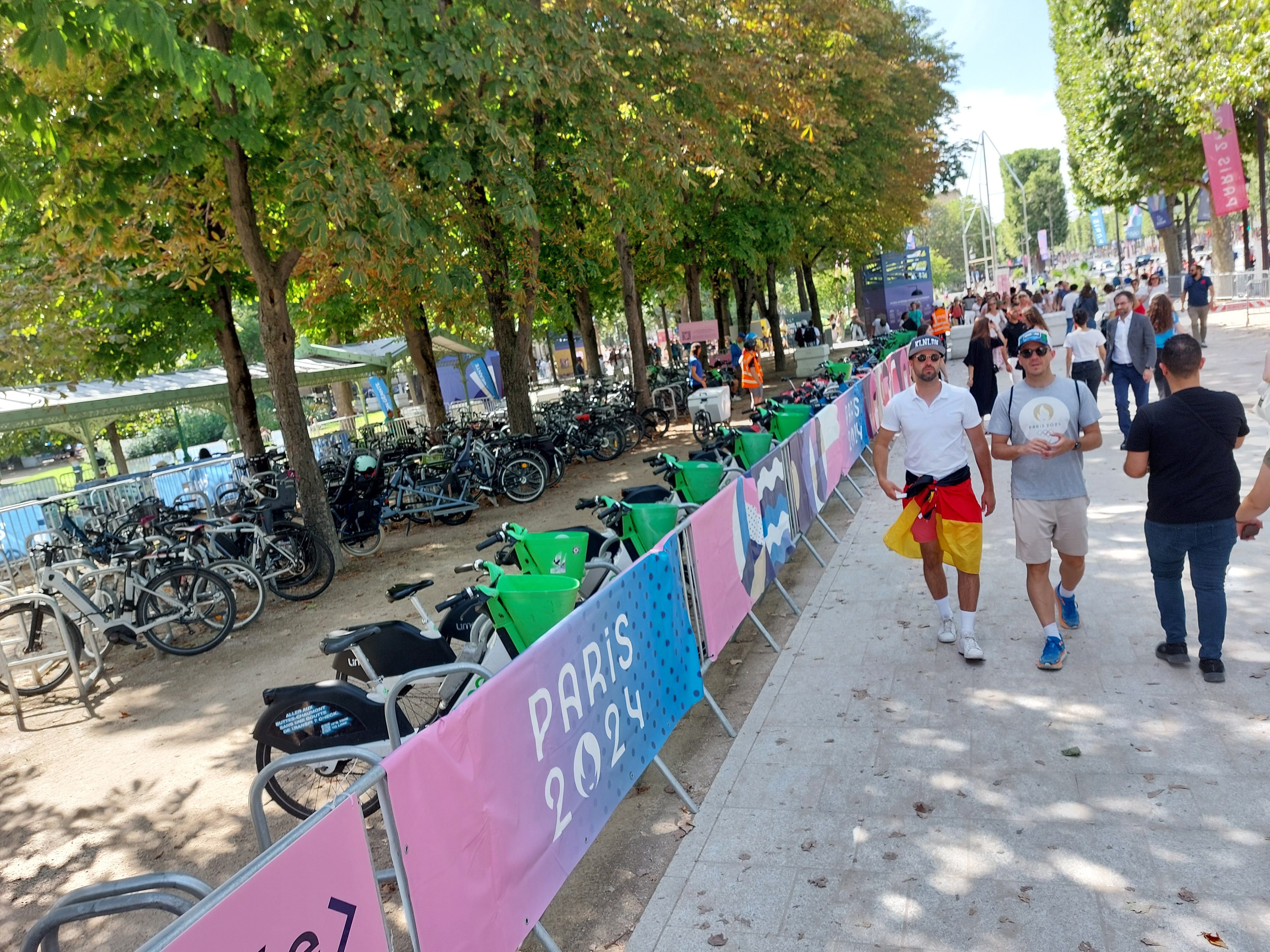 Paris (VIIIe), ce dimanche. Dans le bas des Champs-Élysées, le parking à vélos était bien garni. LP/Sébastian Compagnon