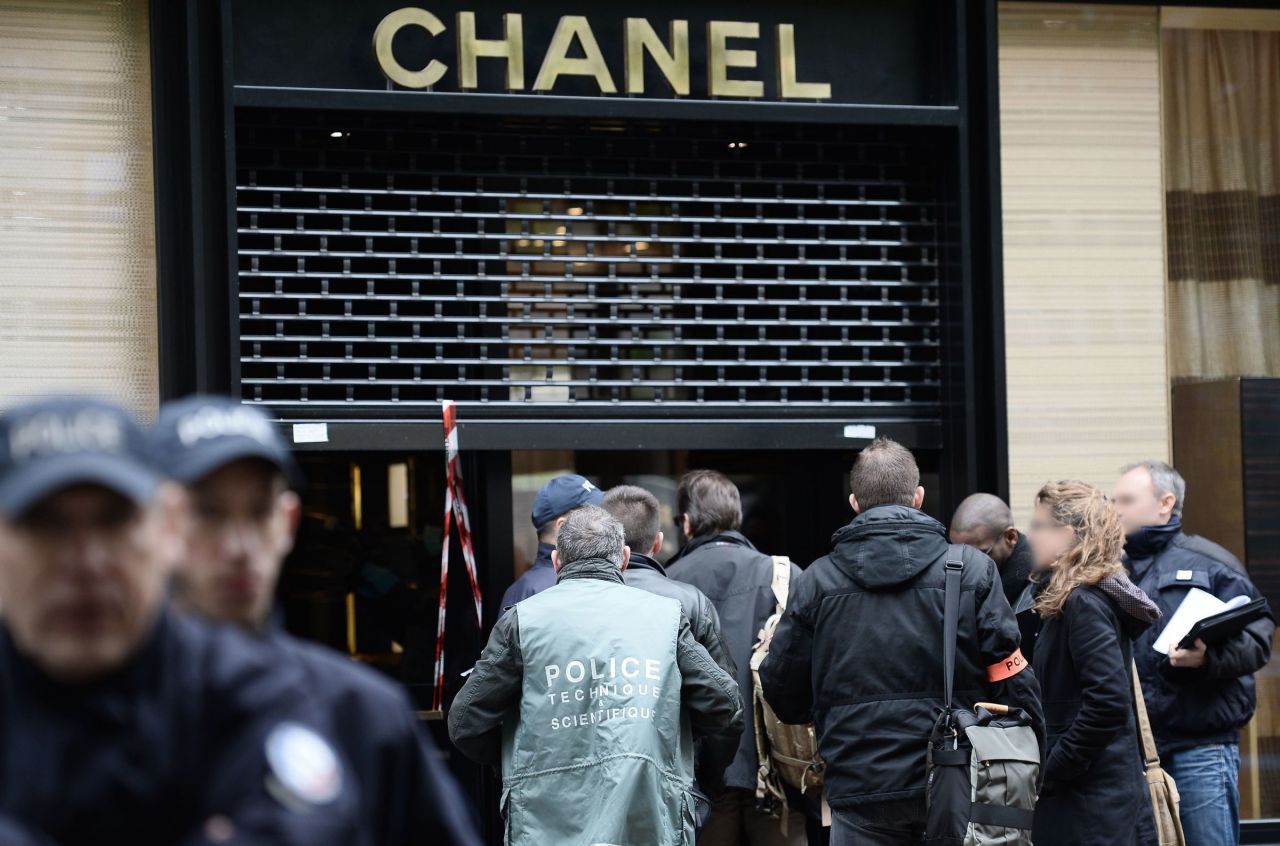 Avenue Montaigne (Paris, VIIIe), le 19 mai 2016. Les sept malfrats étaient entrés dans la boutique de jour, costume sur les épaules, casquette sur la tête, avant de tout rafler. AFP/Stéphane de Sakutin
