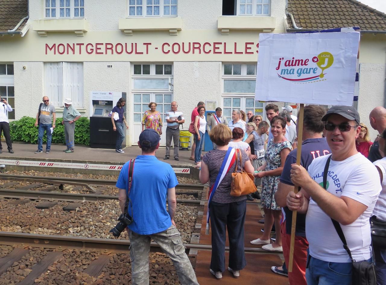 <b></b> Les habitants manifestent contre la suppression de l’arrêt en gare de Montgeroult-Courcelles-sur-Viosne. 