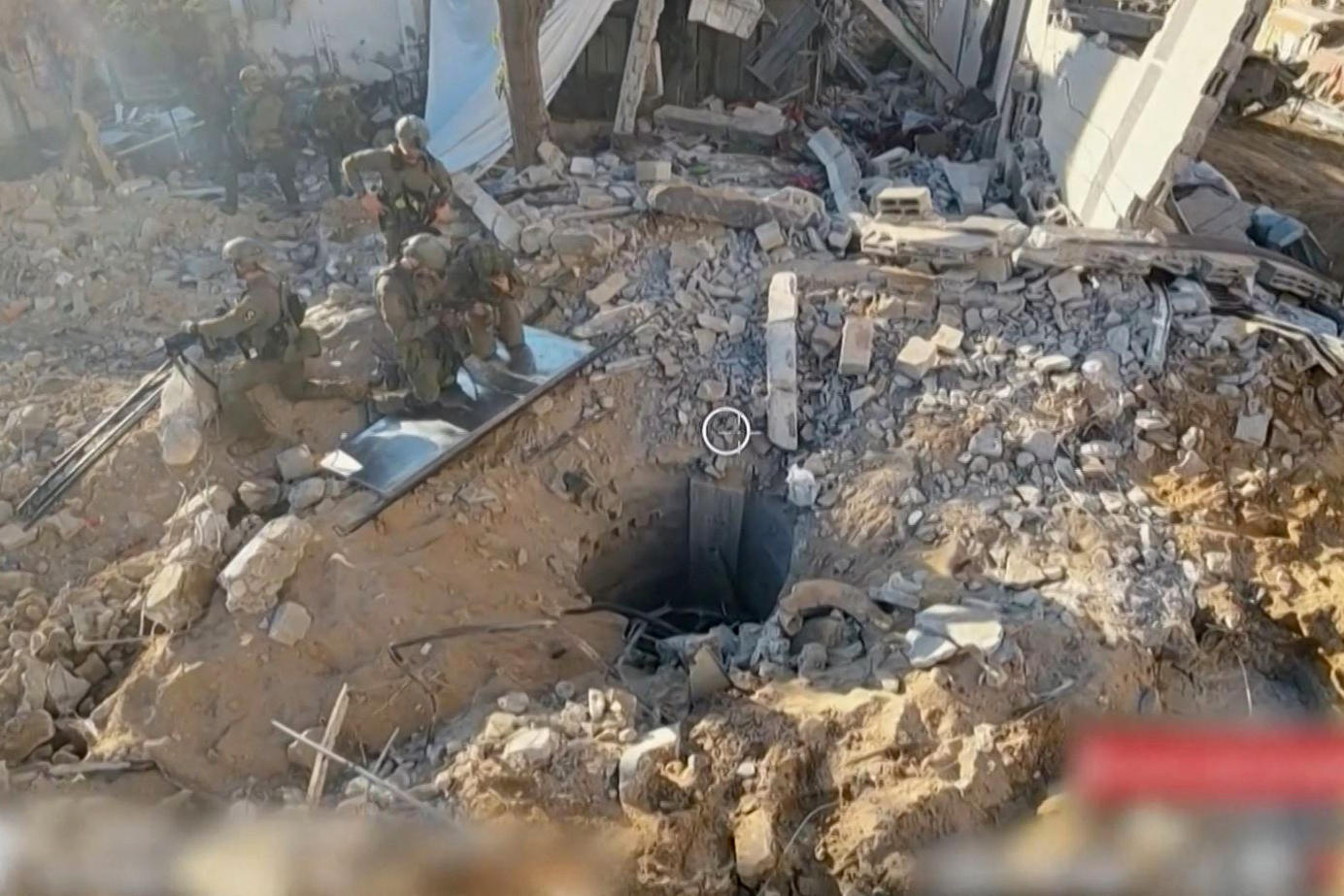 Cette capture d'image diffusée par l'armée israélienne montre ce que l'armée assure être l'entrée d'un tunnel sous l'hôpital Al-Shifa de Gaza, qui s'étend sous le complexe où Tsahal a mené une opération de grande envergure. Israeli Defense Forces / AFP